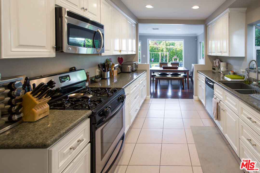 12419 Sarah St