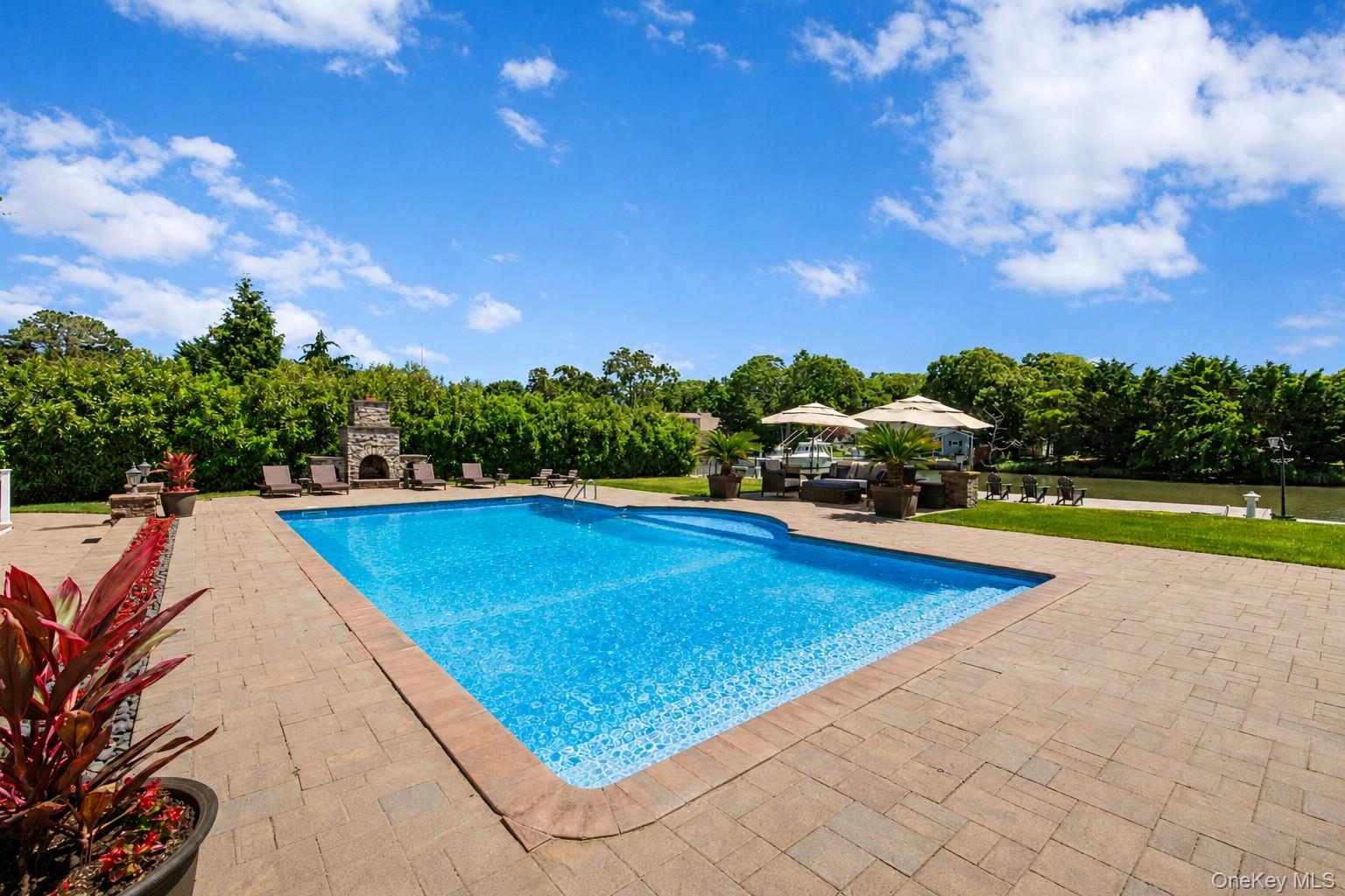 65 W Bayberry Road