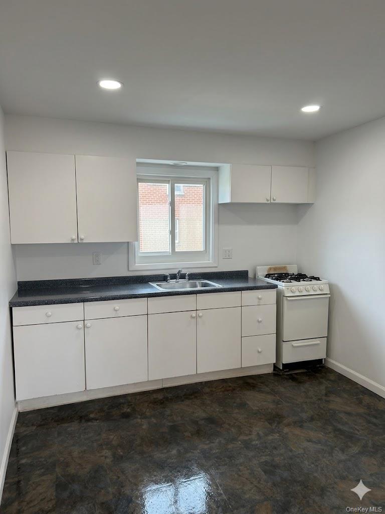 629 Wellwood Avenue Unit: B6