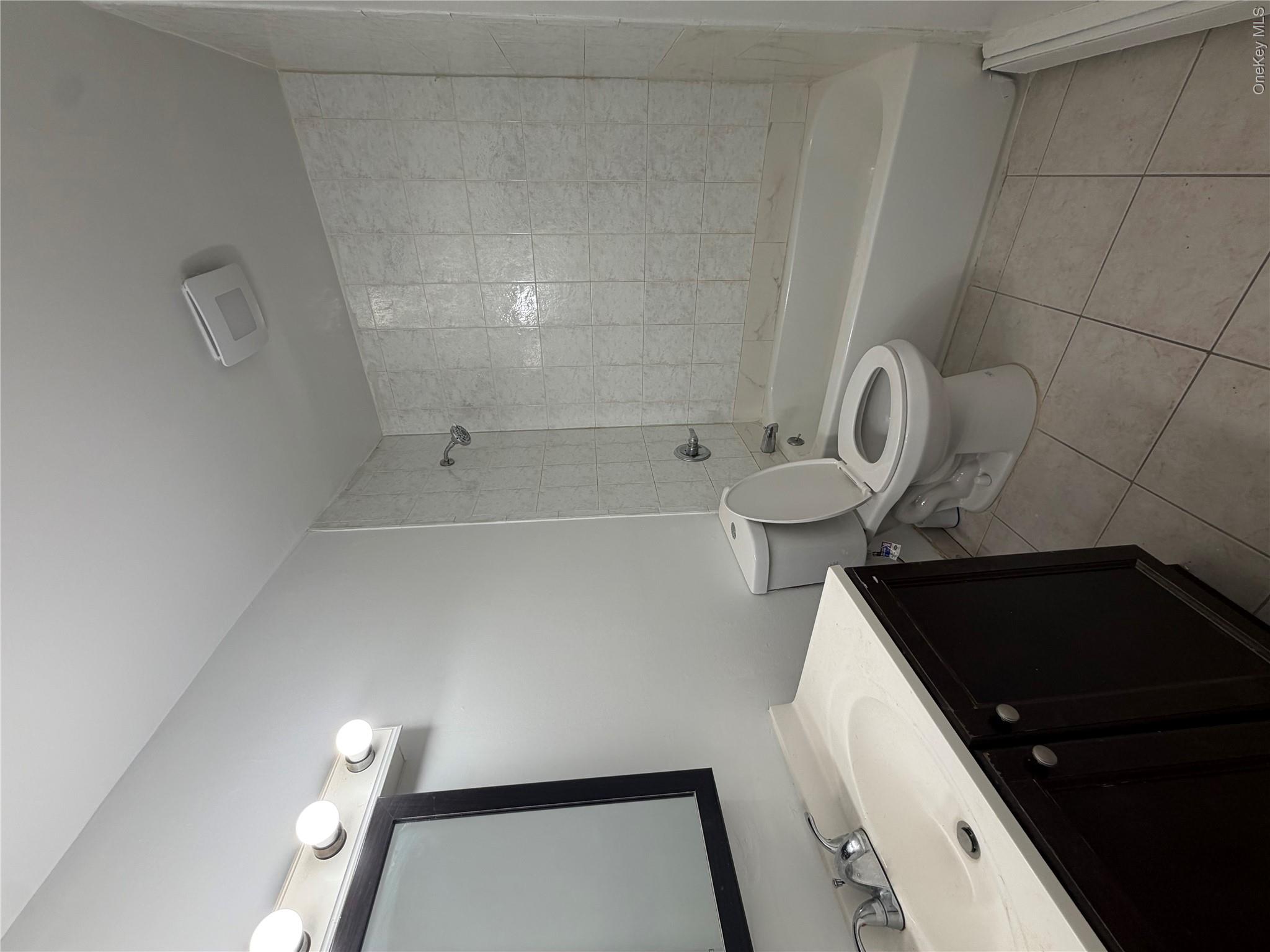 629 Wellwood Avenue Unit: B6