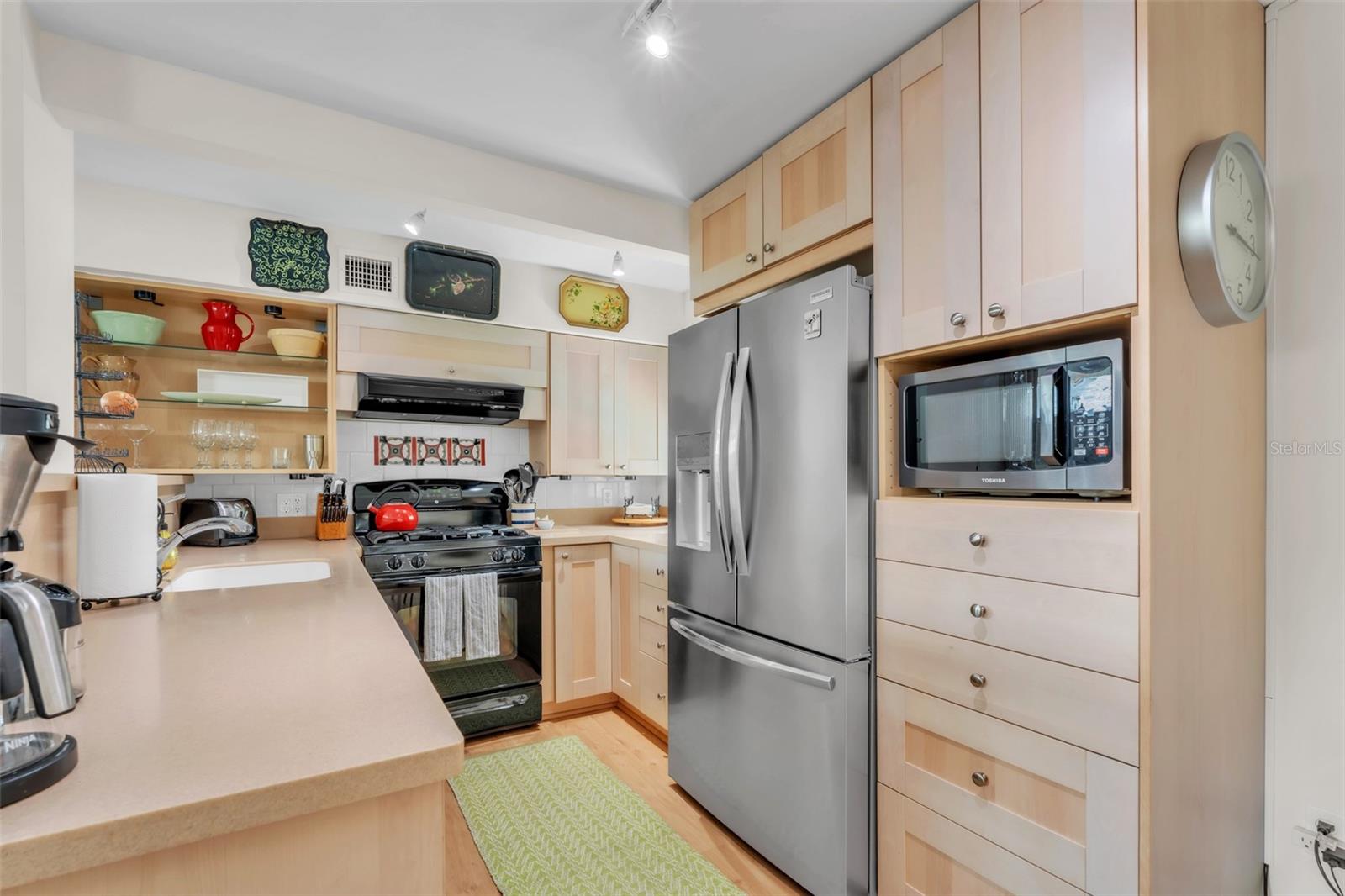 221 13TH AVE NE