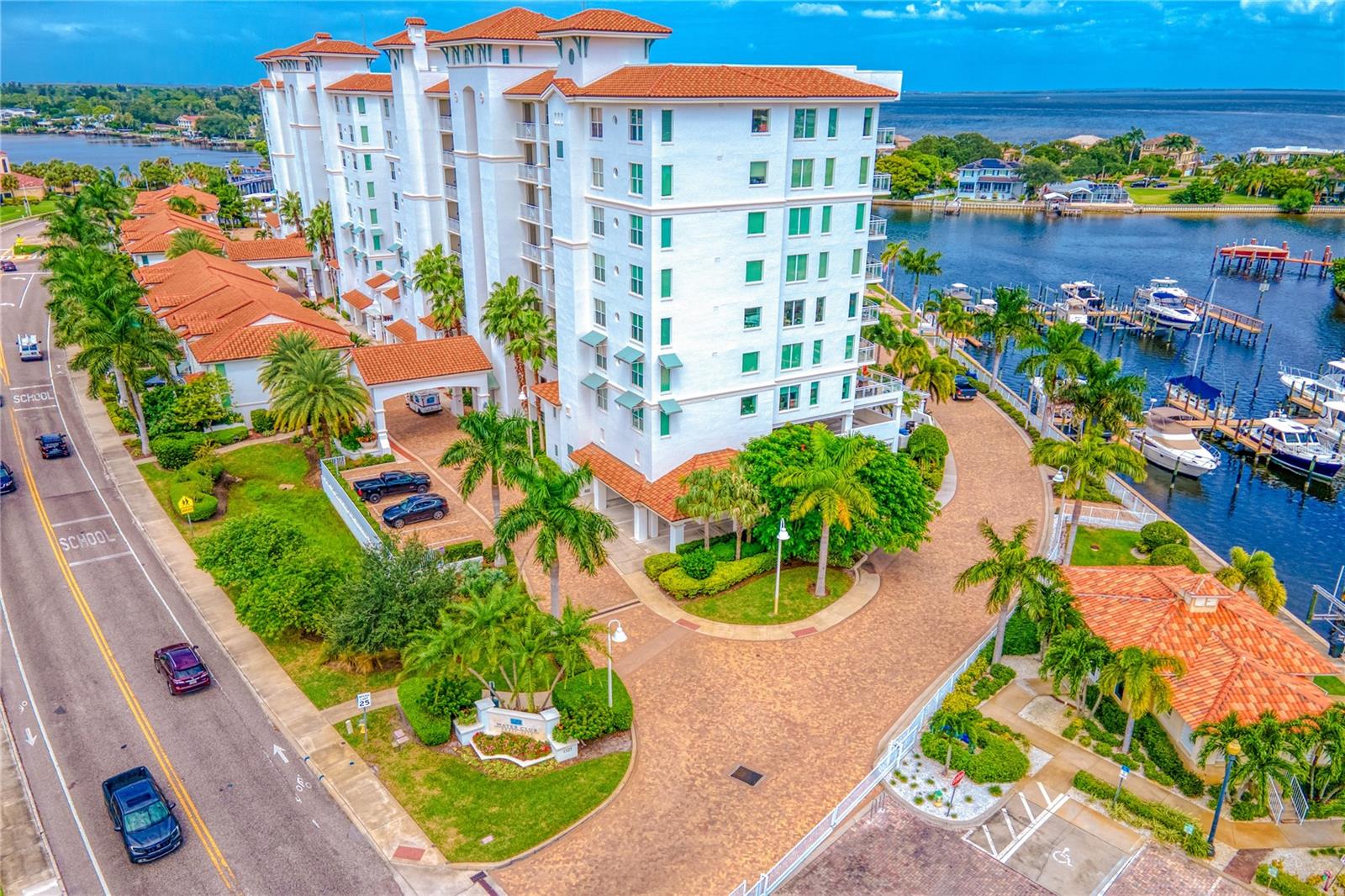 1325 SNELL ISLE BLVD NE #902