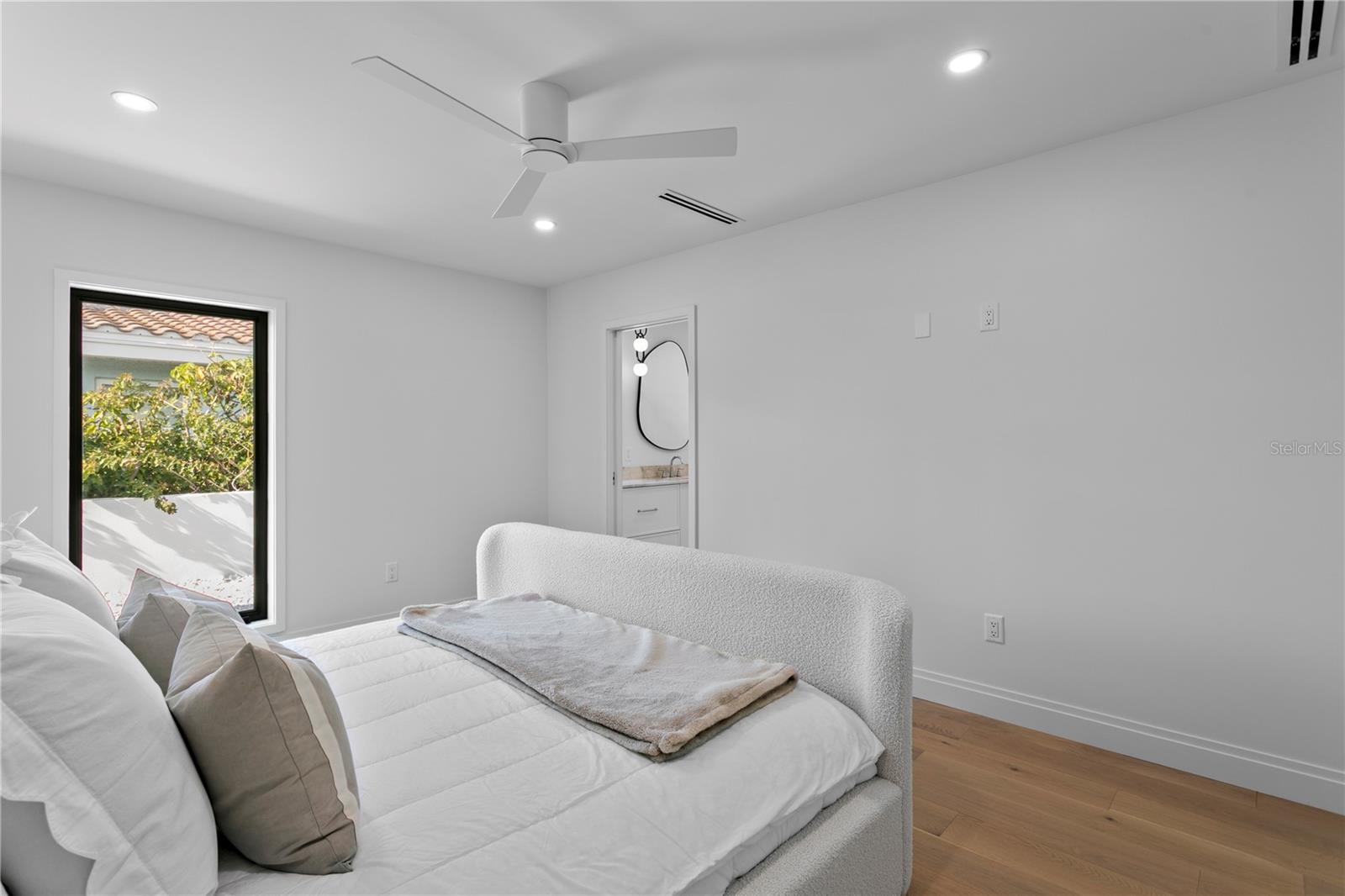 2580 E BAY ISLE DR SE