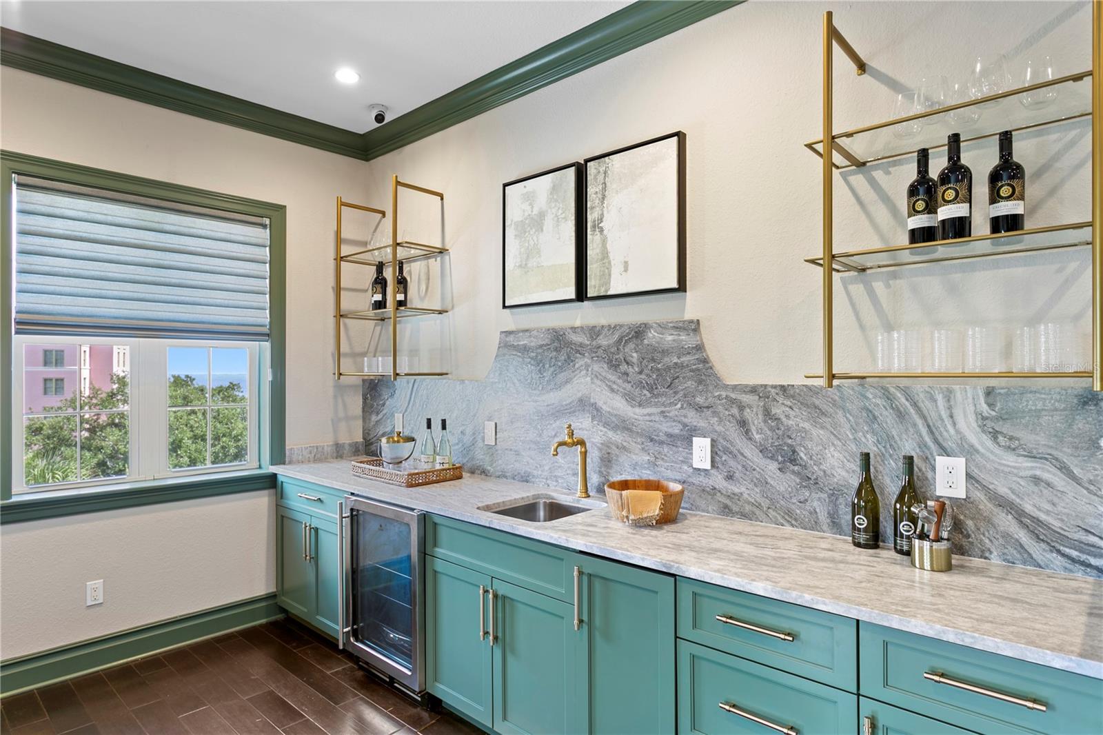 524 BEACH DR NE