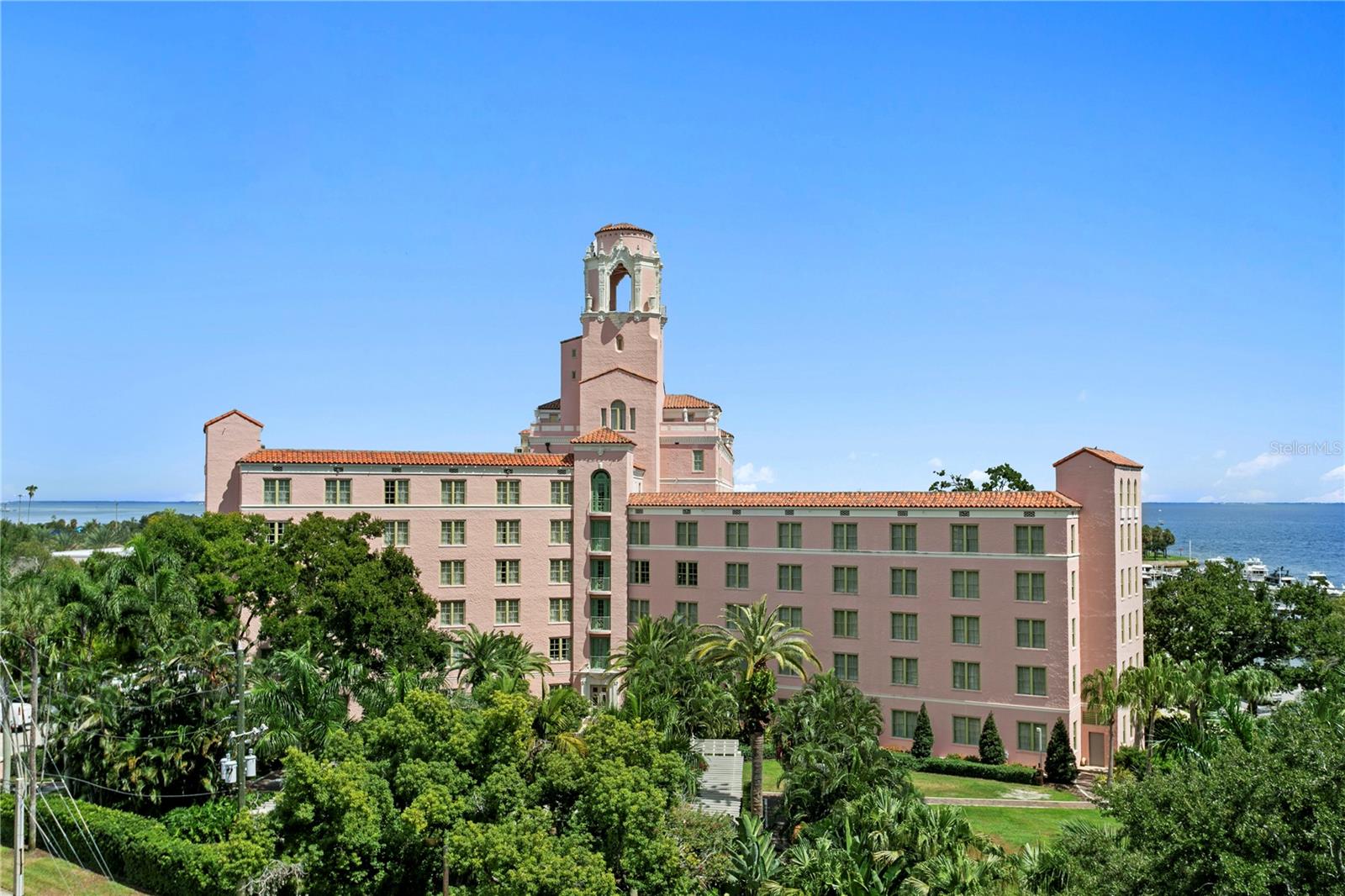 524 BEACH DR NE
