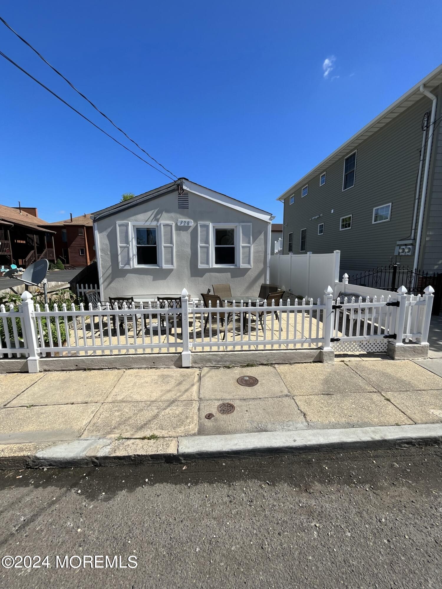 328 Sumner Avenue, 1