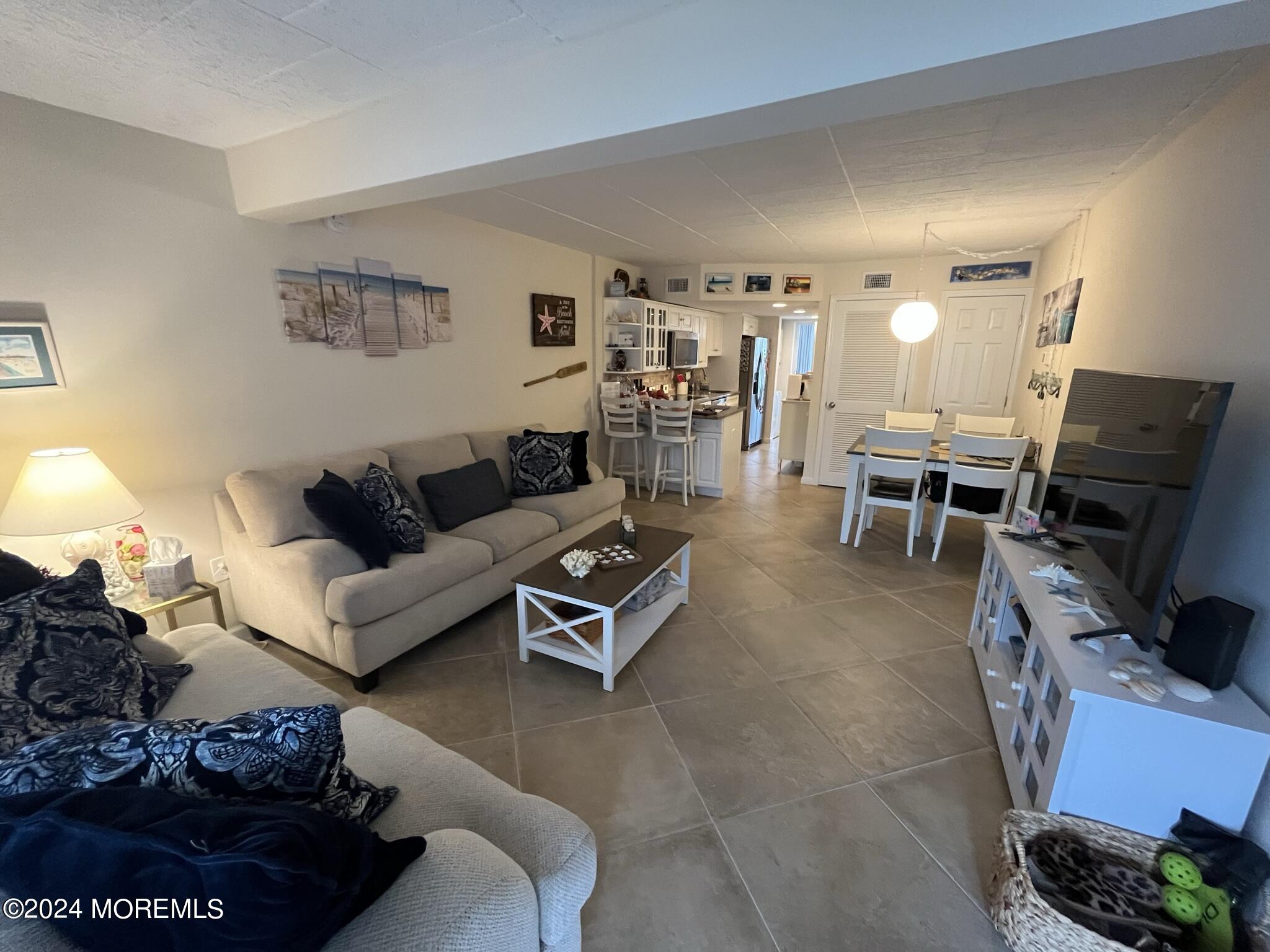 438 Highway 35, 1103