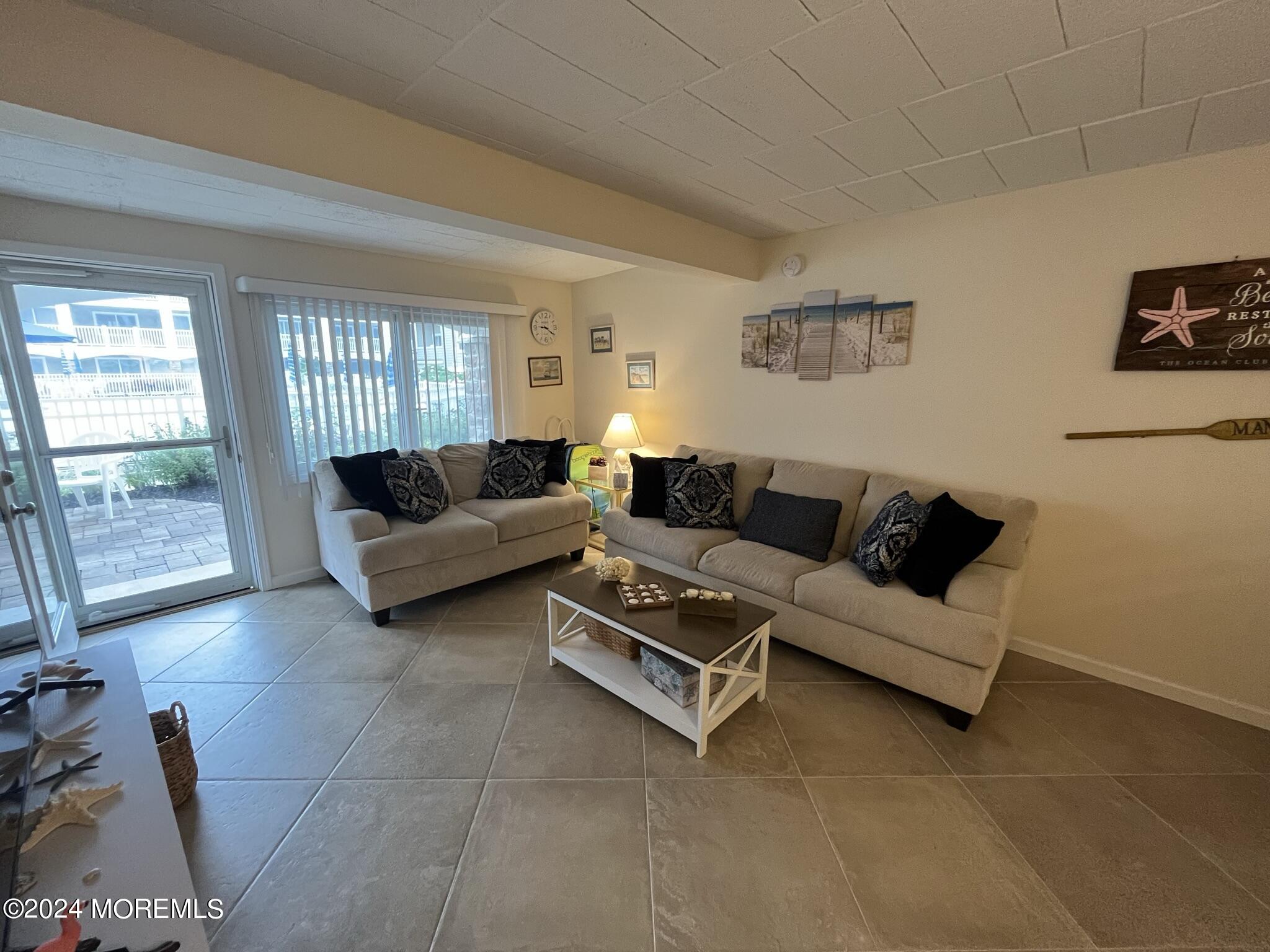 438 Highway 35, 1103