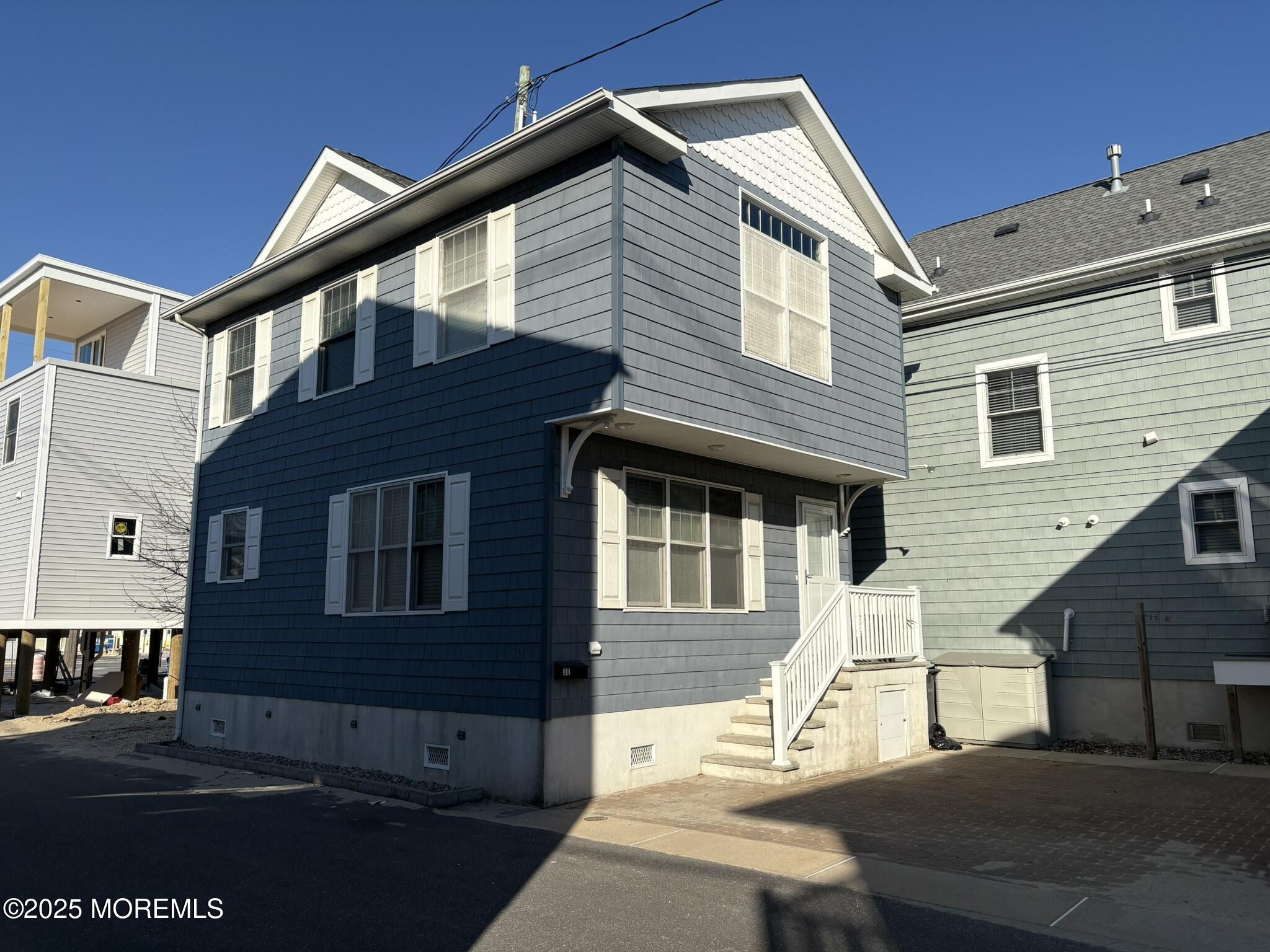 30 E Bay Way