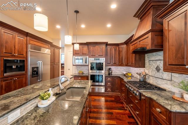 1575 Vine Cliff Heights
