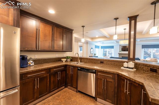 1575 Vine Cliff Heights