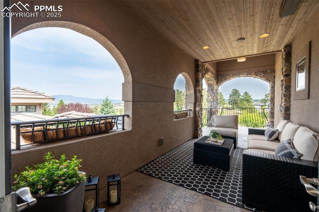 1575 Vine Cliff Heights