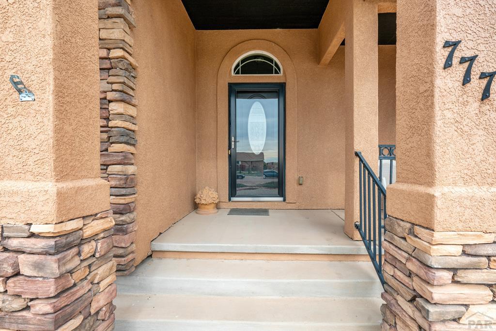 777 Woodleaf Dr