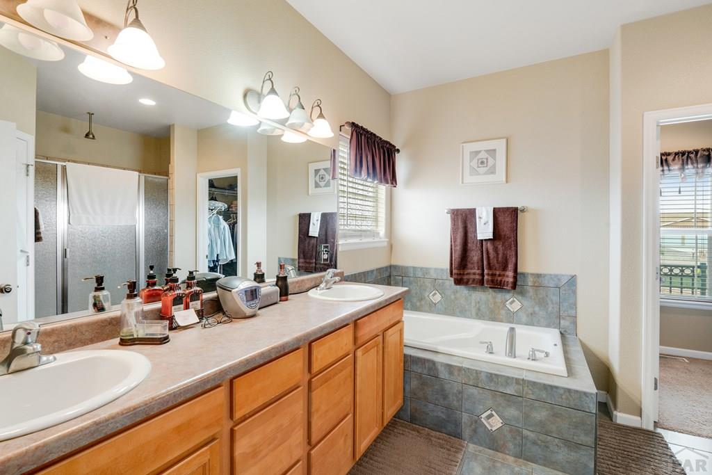 777 Woodleaf Dr
