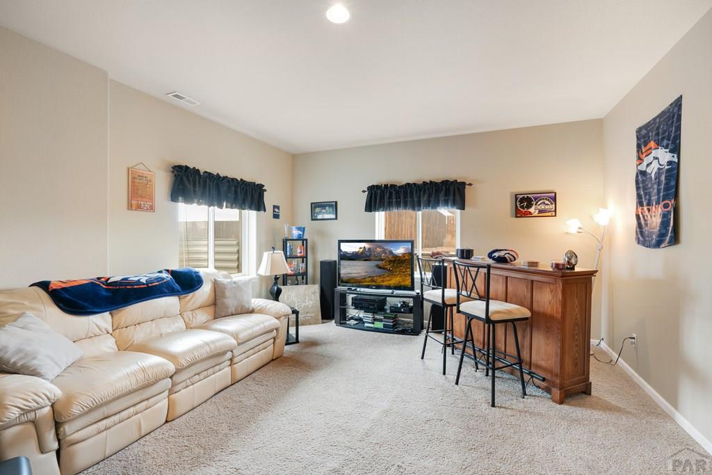 777 Woodleaf Dr