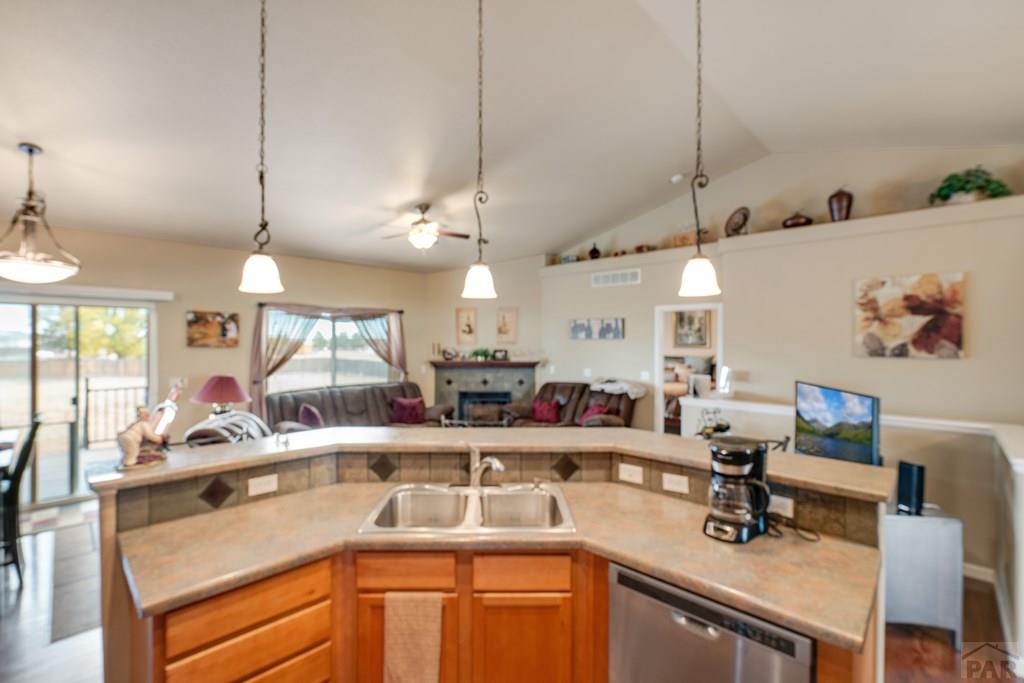 777 Woodleaf Dr