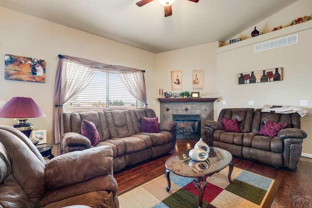 777 Woodleaf Dr