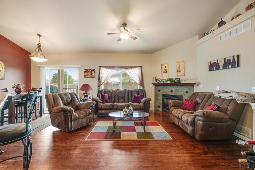 777 Woodleaf Dr