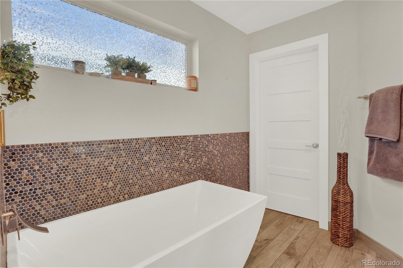 3711 Mariposa Street