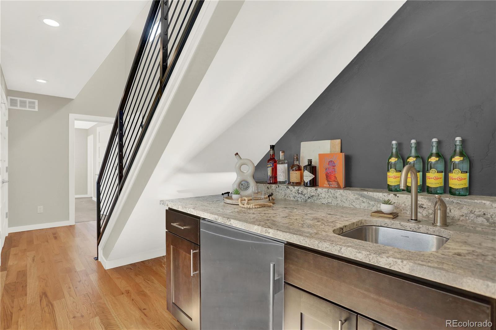 3711 Mariposa Street