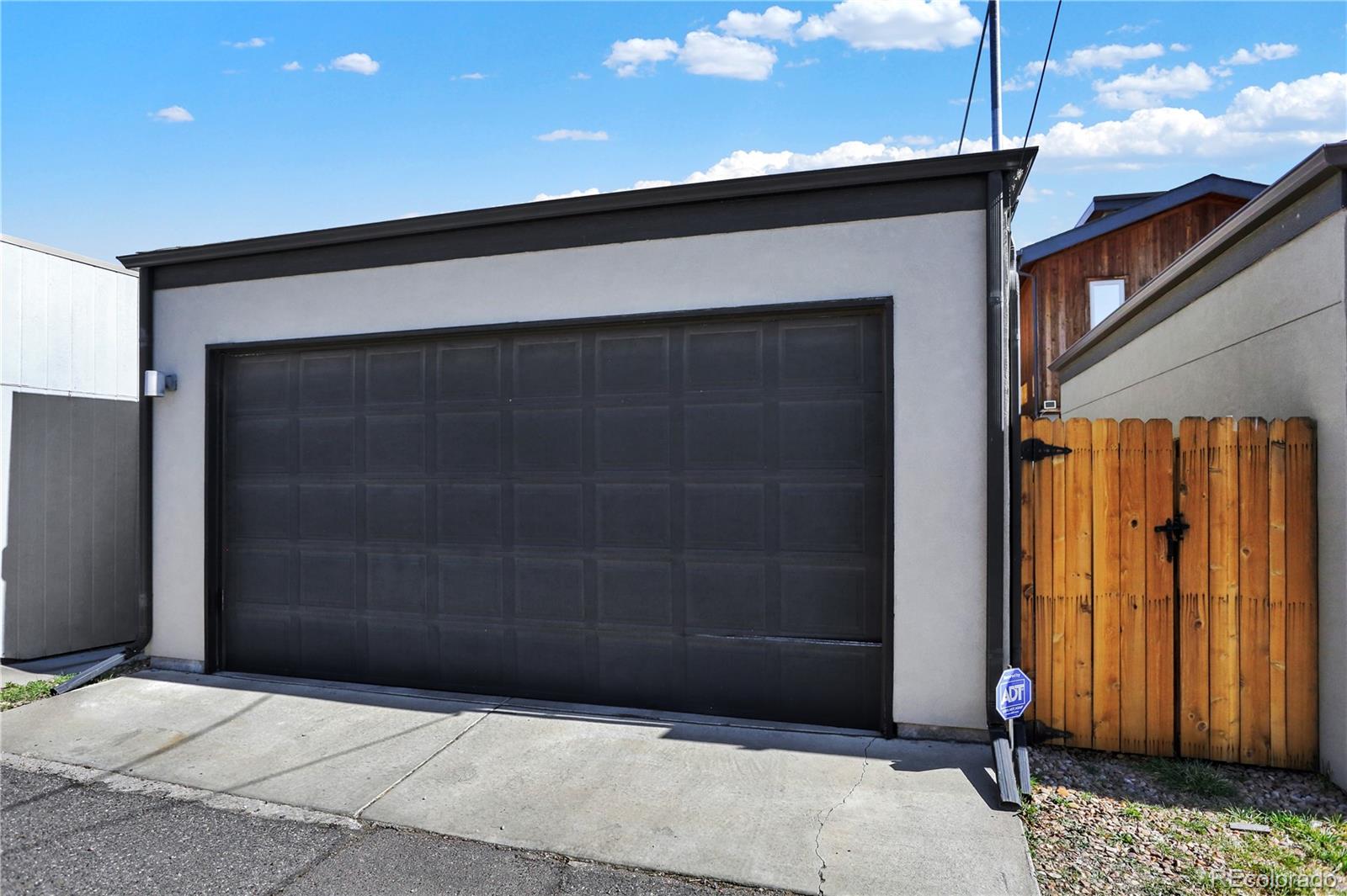 3711 Mariposa Street