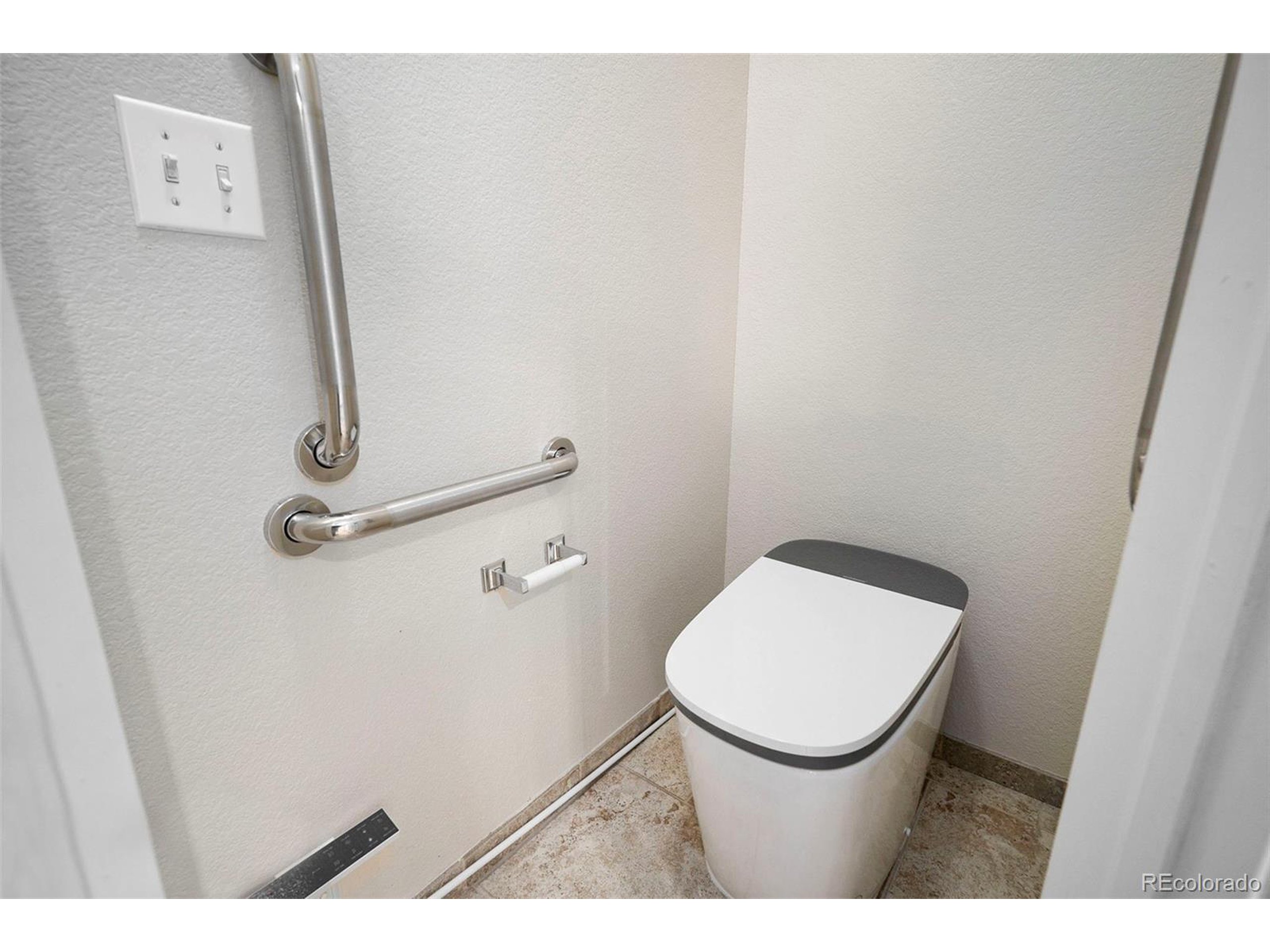 5422 S Versailles St