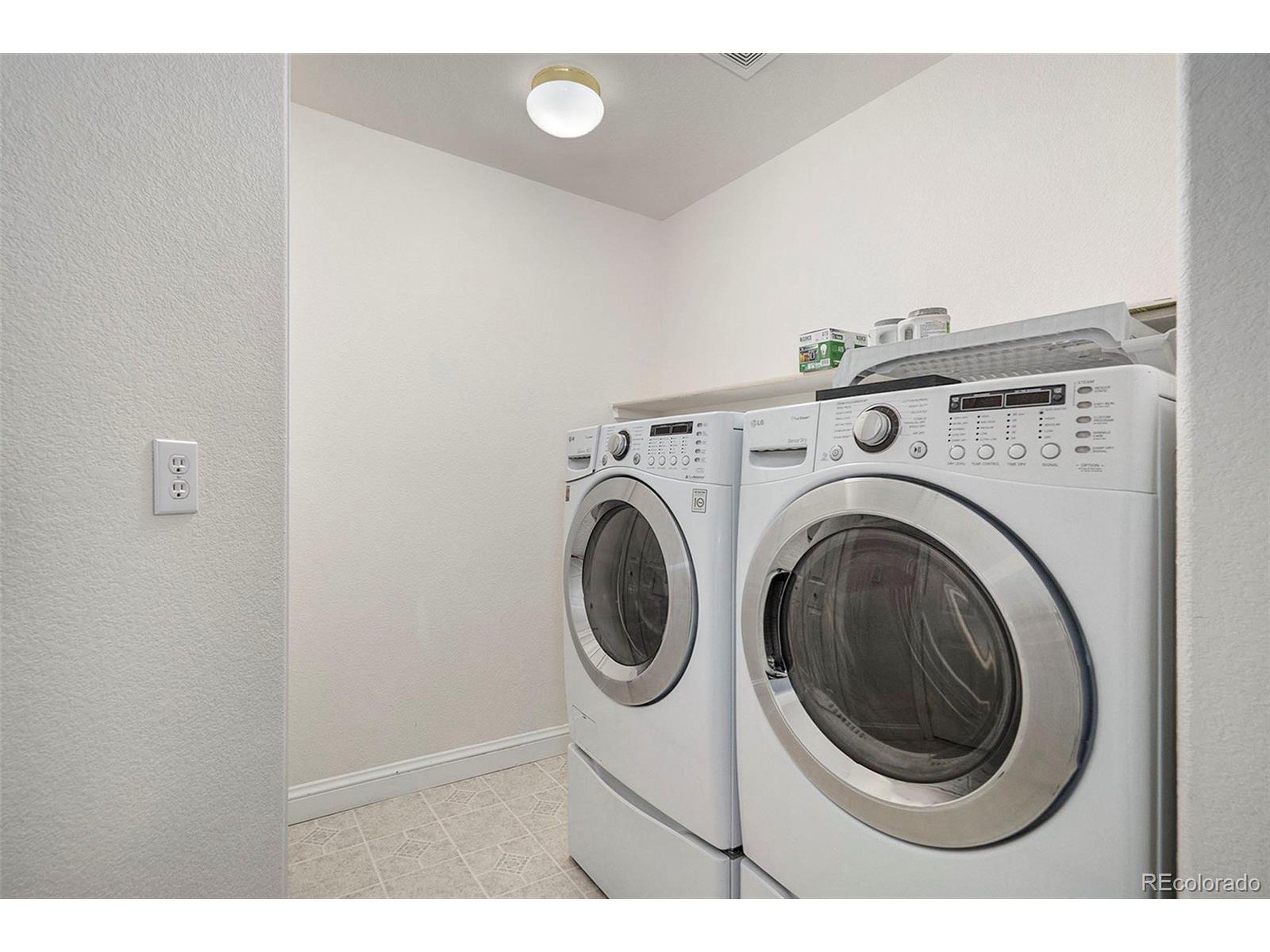 5422 S Versailles St