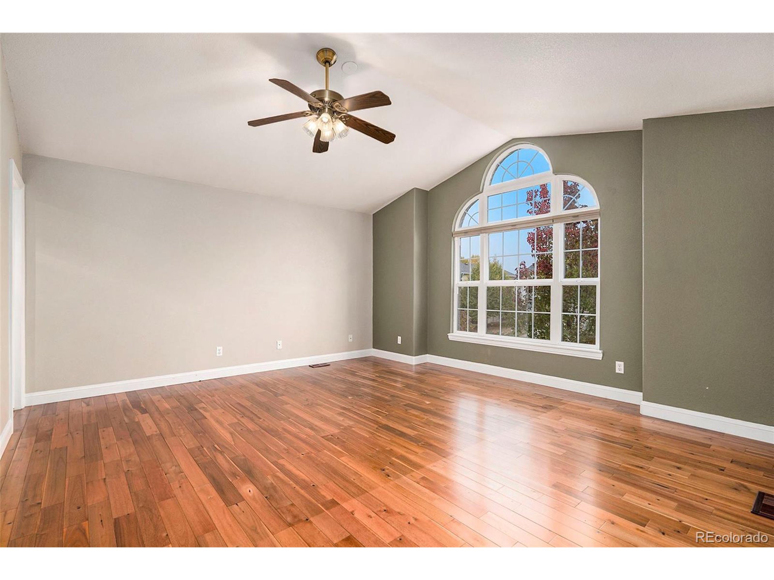 5422 S Versailles St