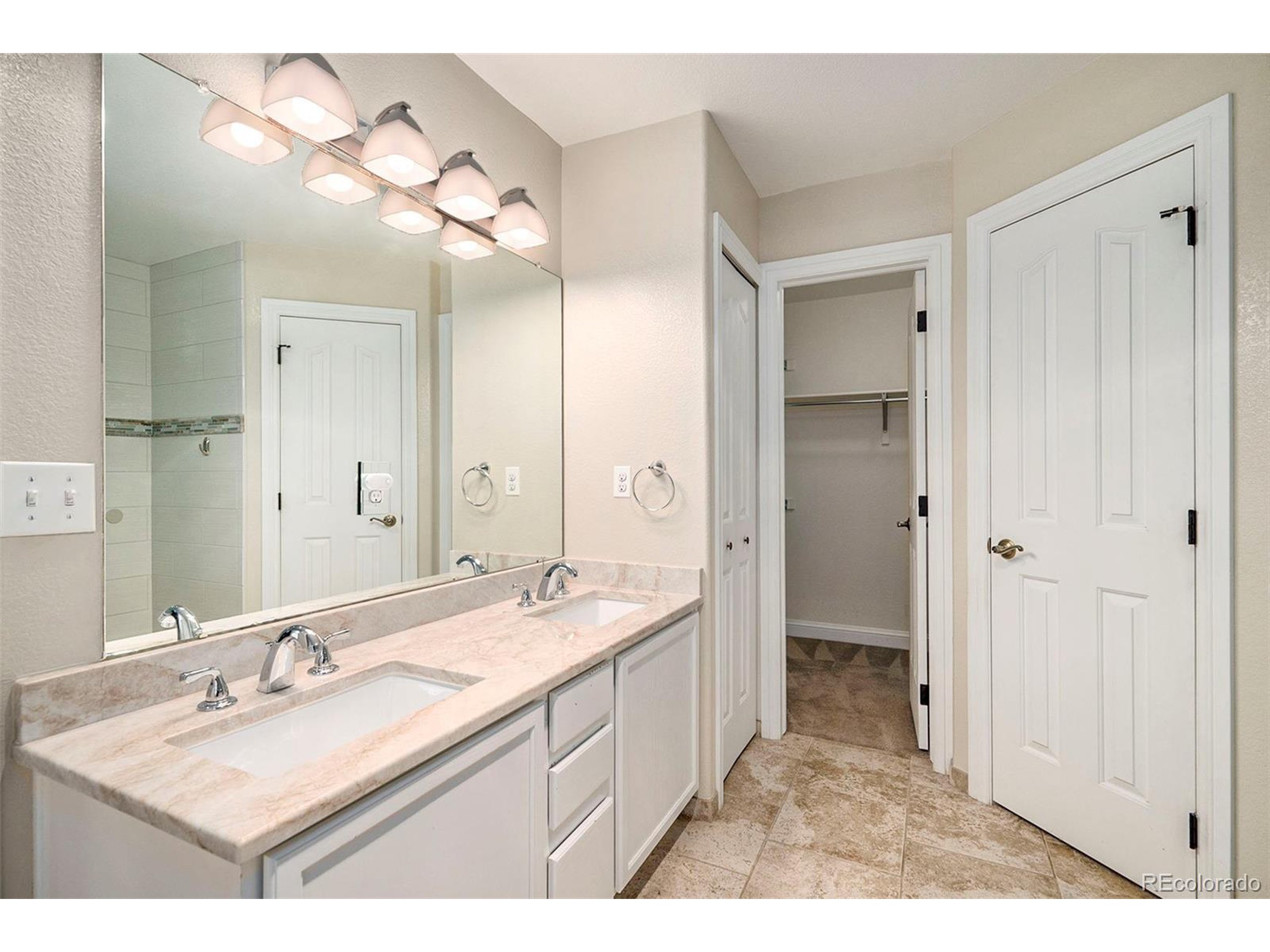 5422 S Versailles St