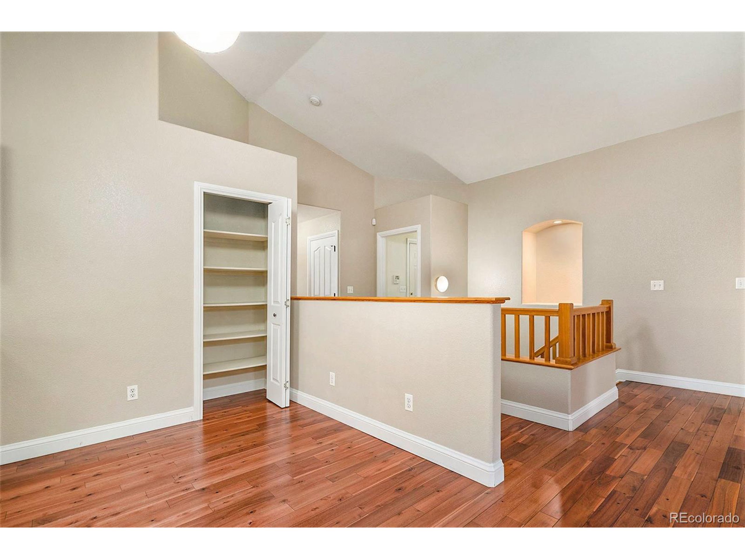 5422 S Versailles St