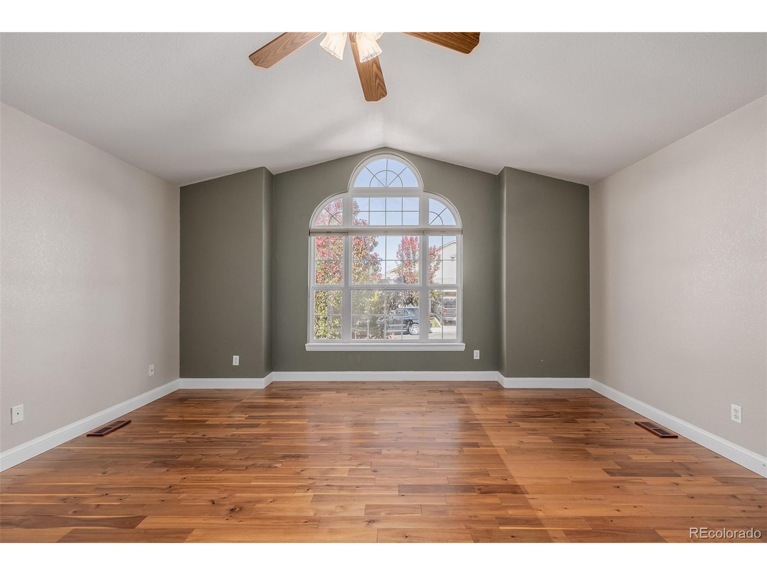 5422 S Versailles St