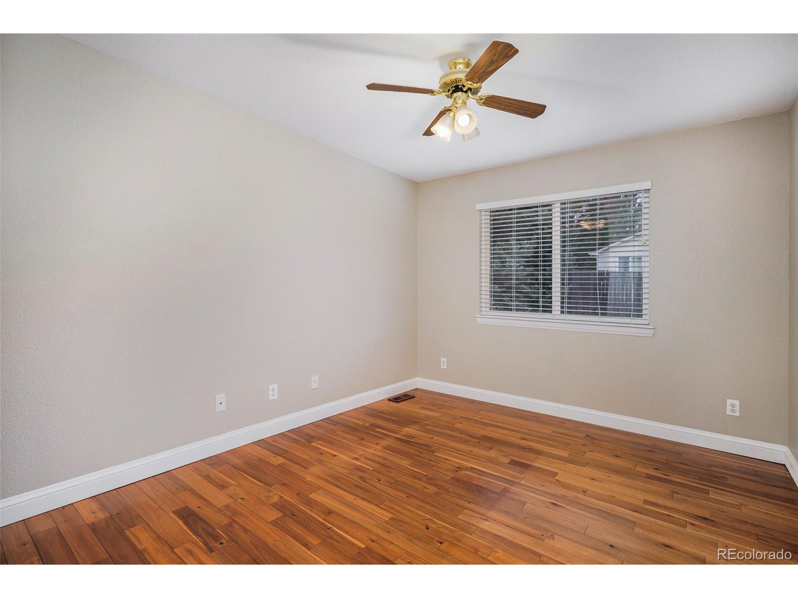 5422 S Versailles St