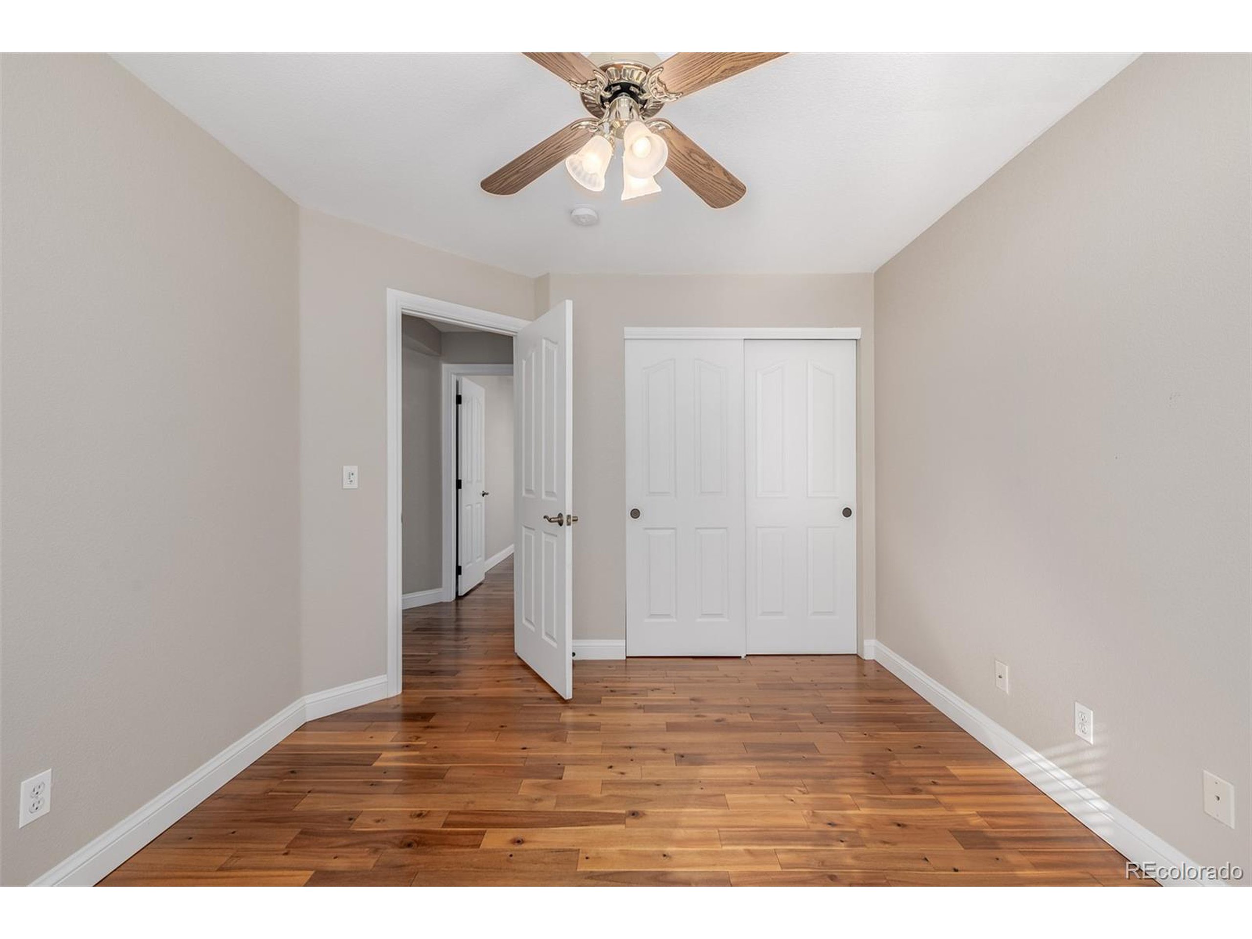 5422 S Versailles St