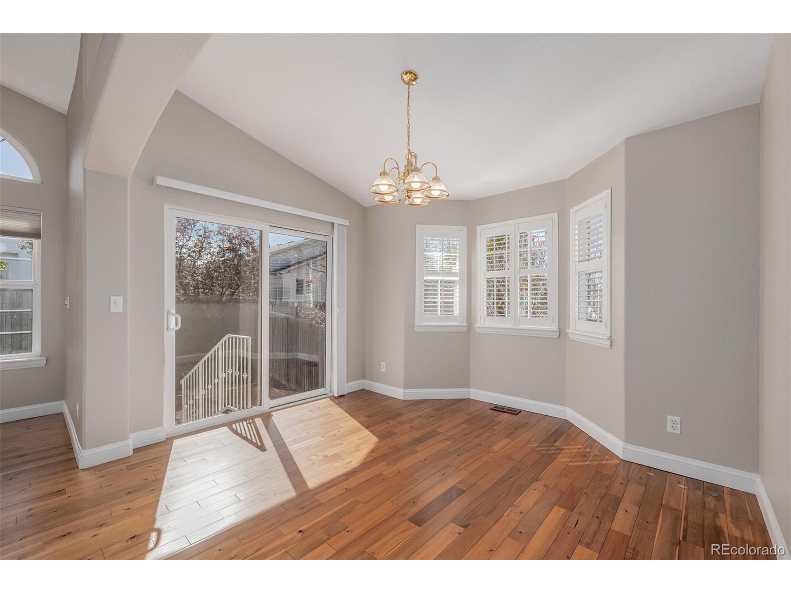 5422 S Versailles St