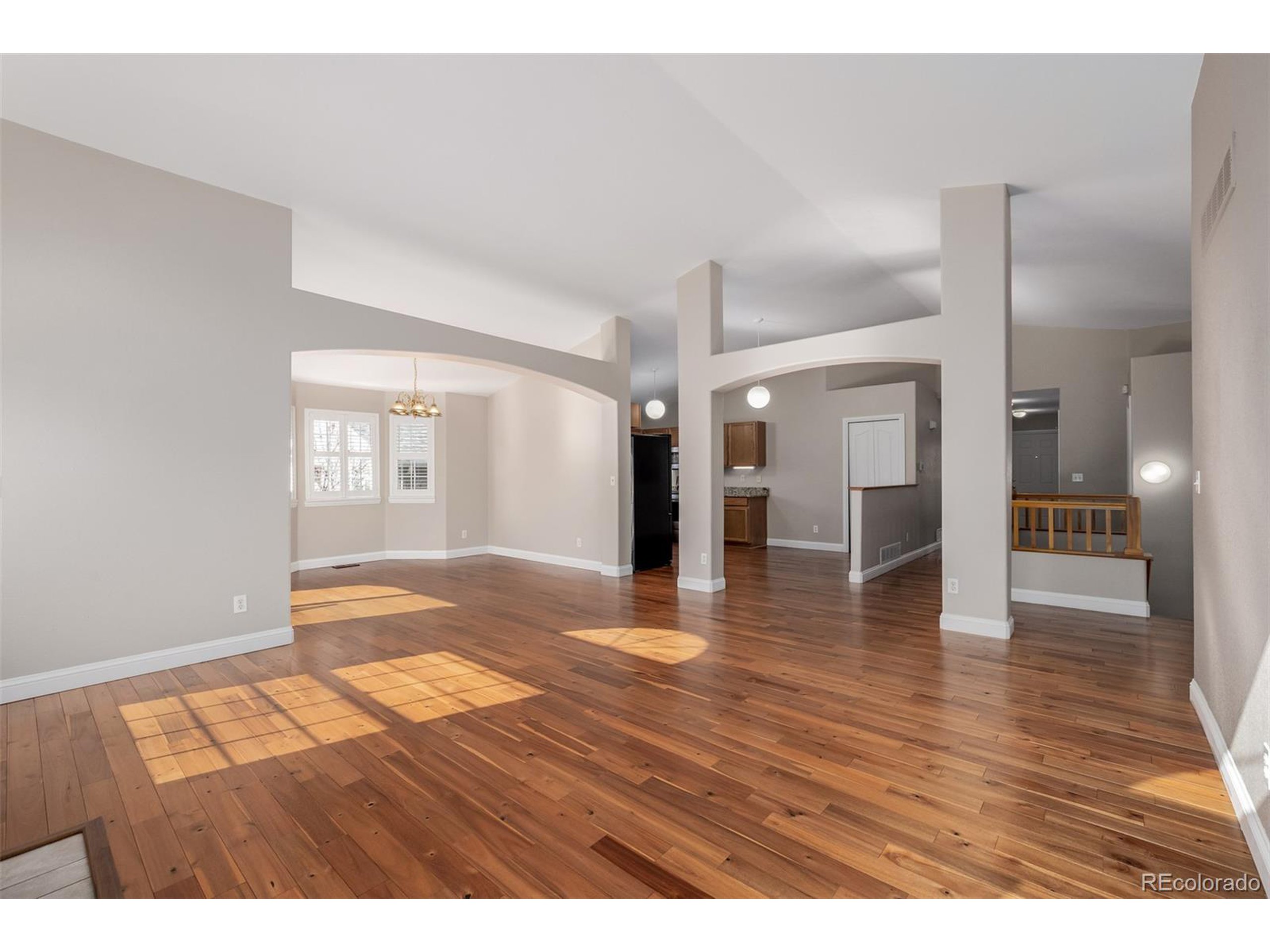 5422 S Versailles St