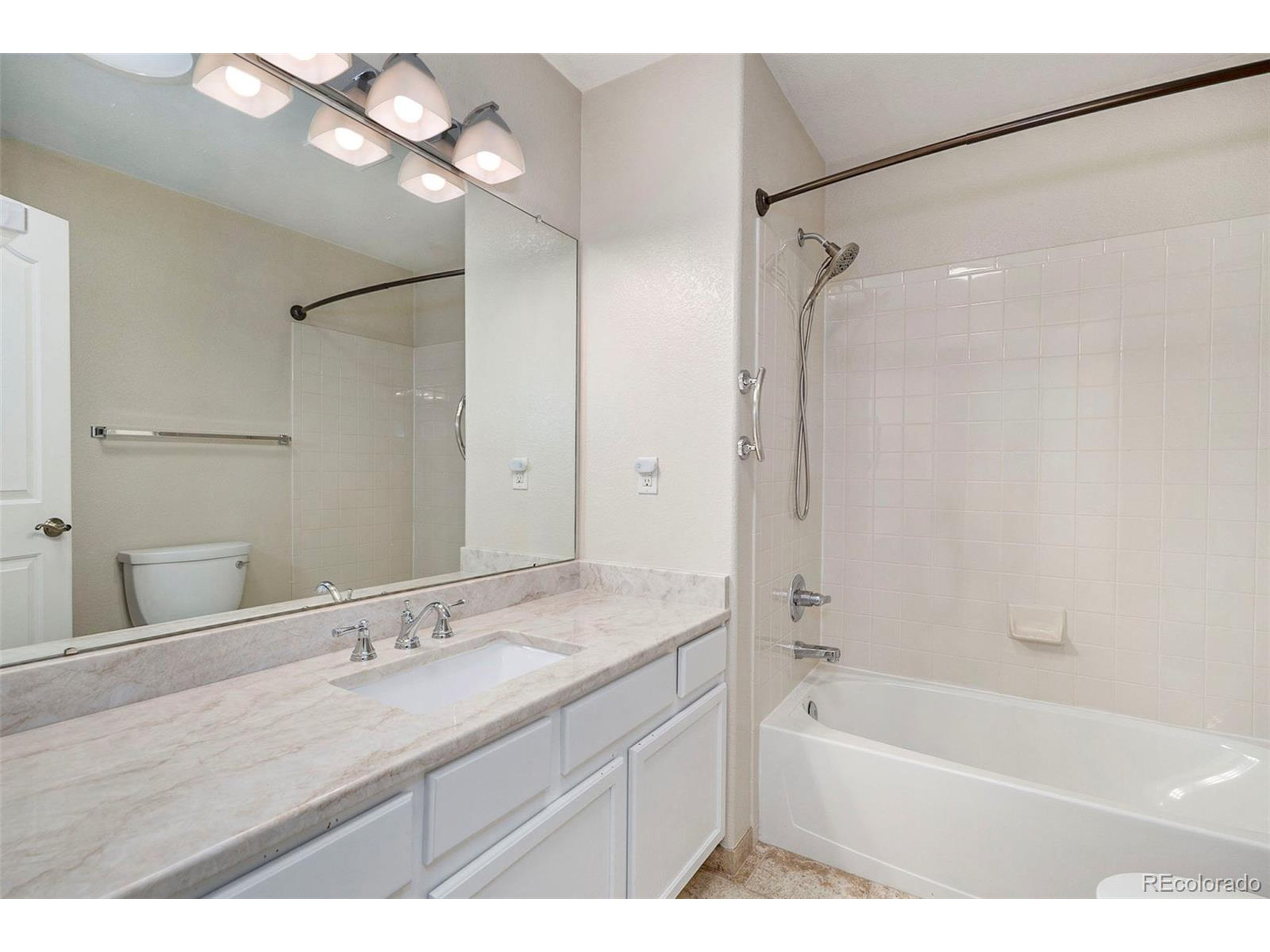 5422 S Versailles St