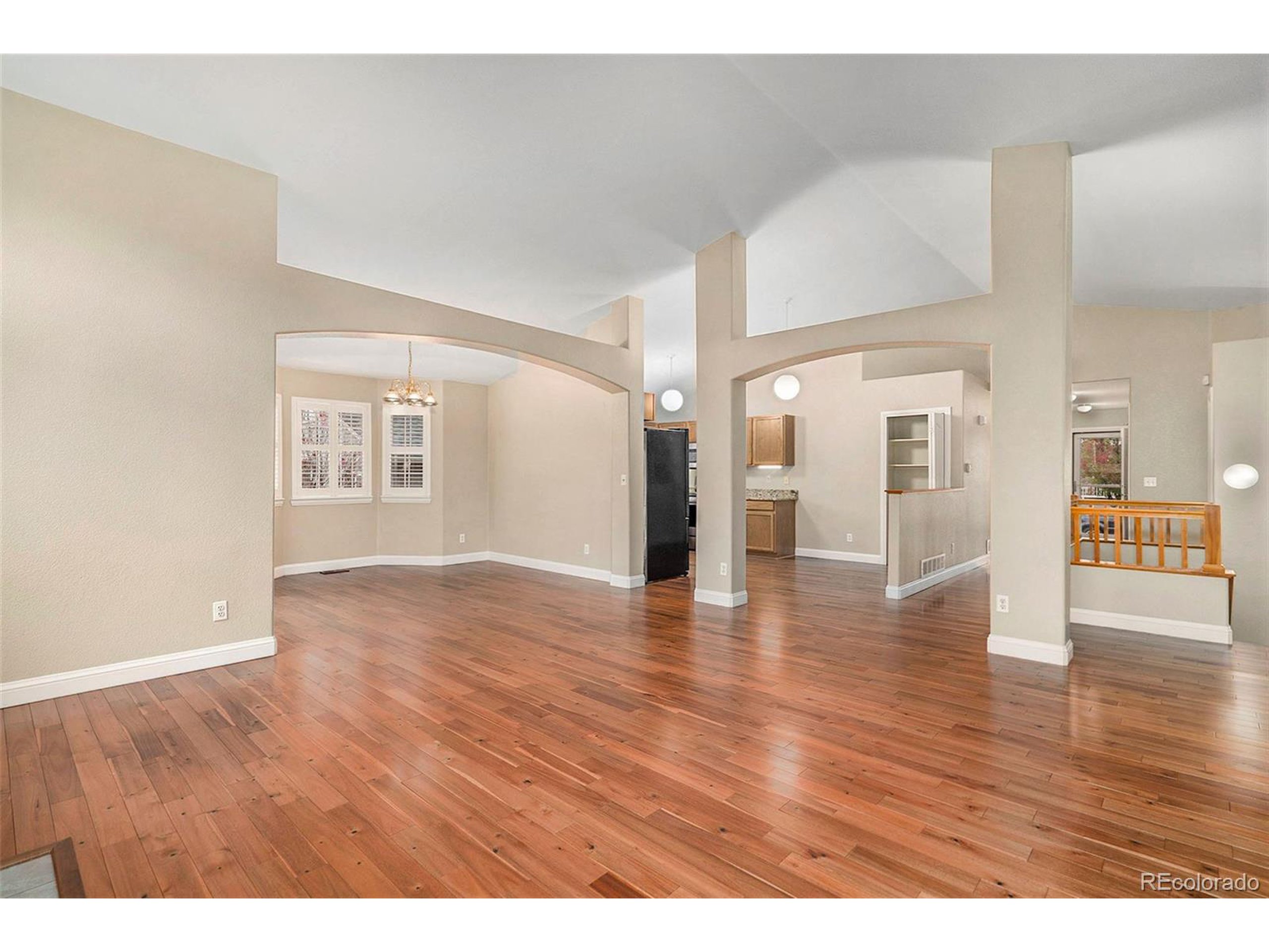 5422 S Versailles St