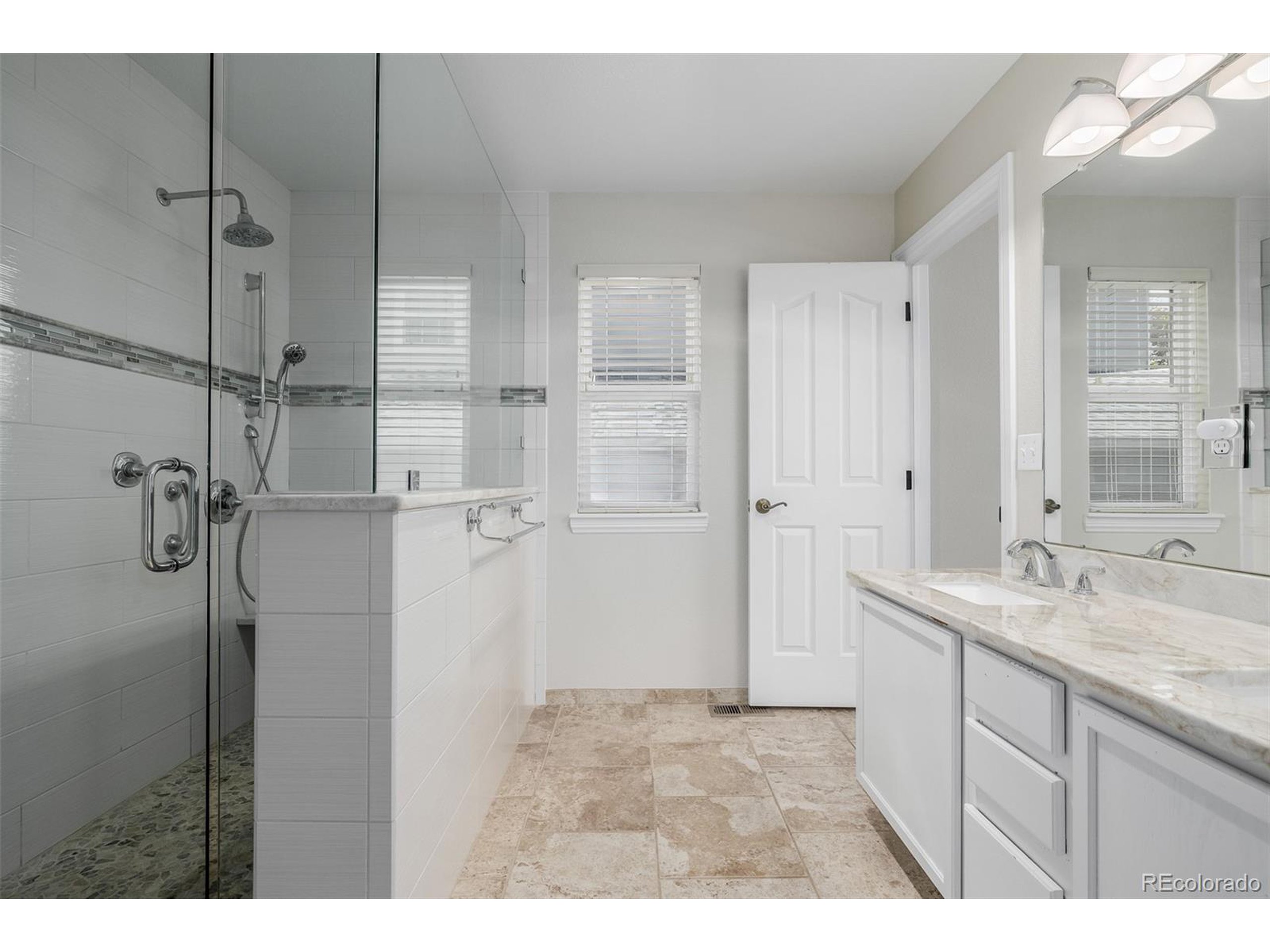 5422 S Versailles St