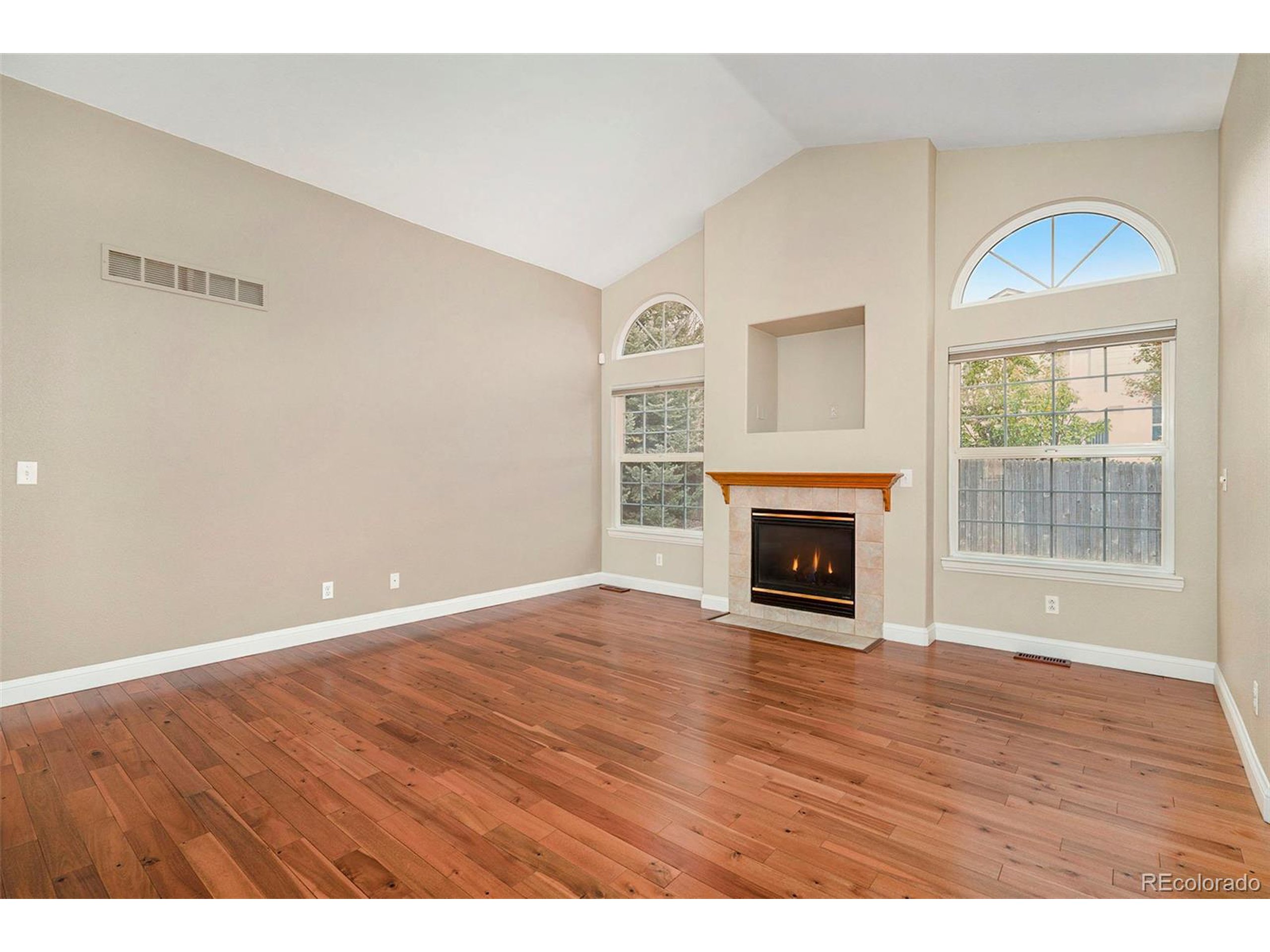 5422 S Versailles St