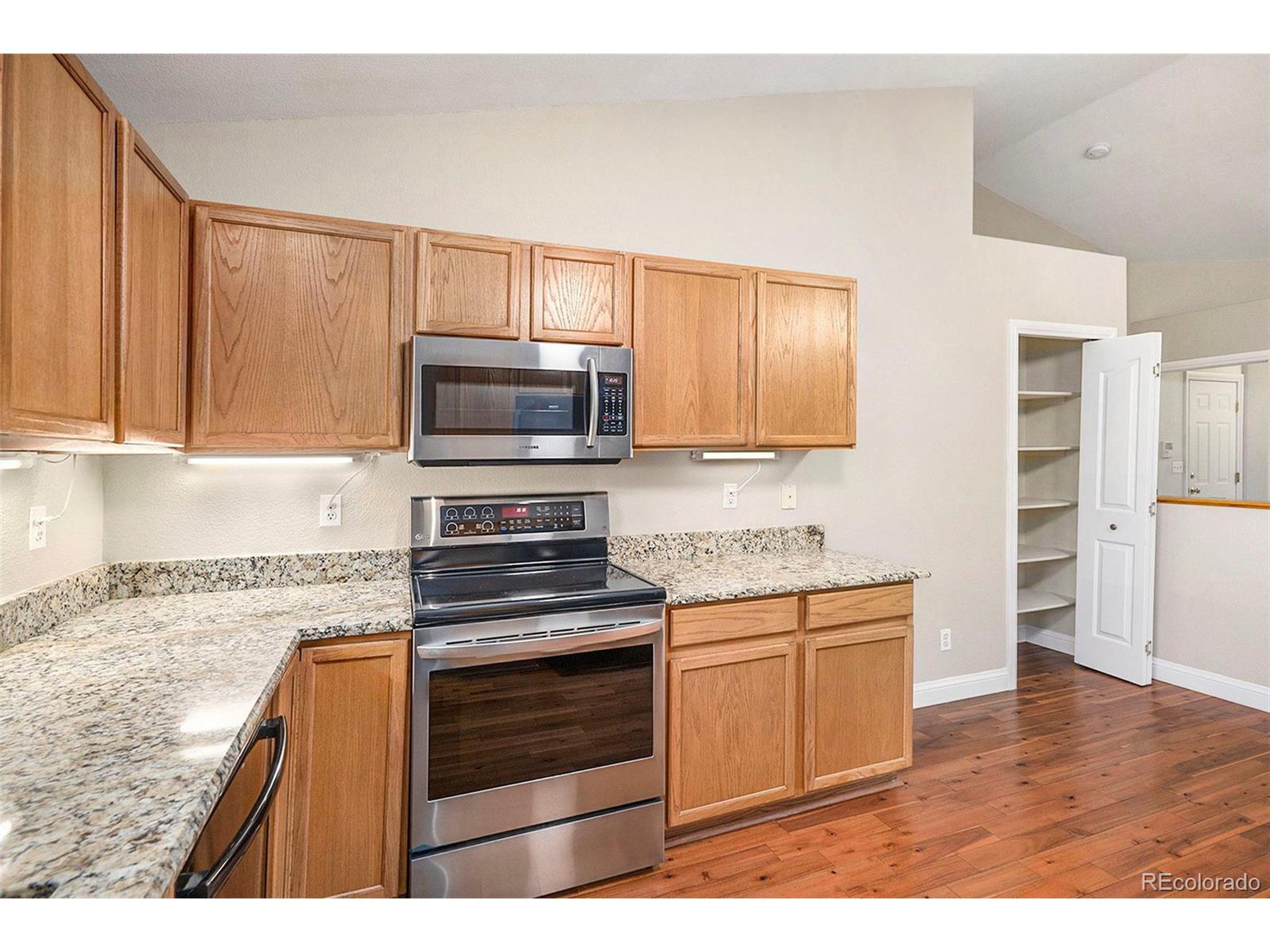 5422 S Versailles St