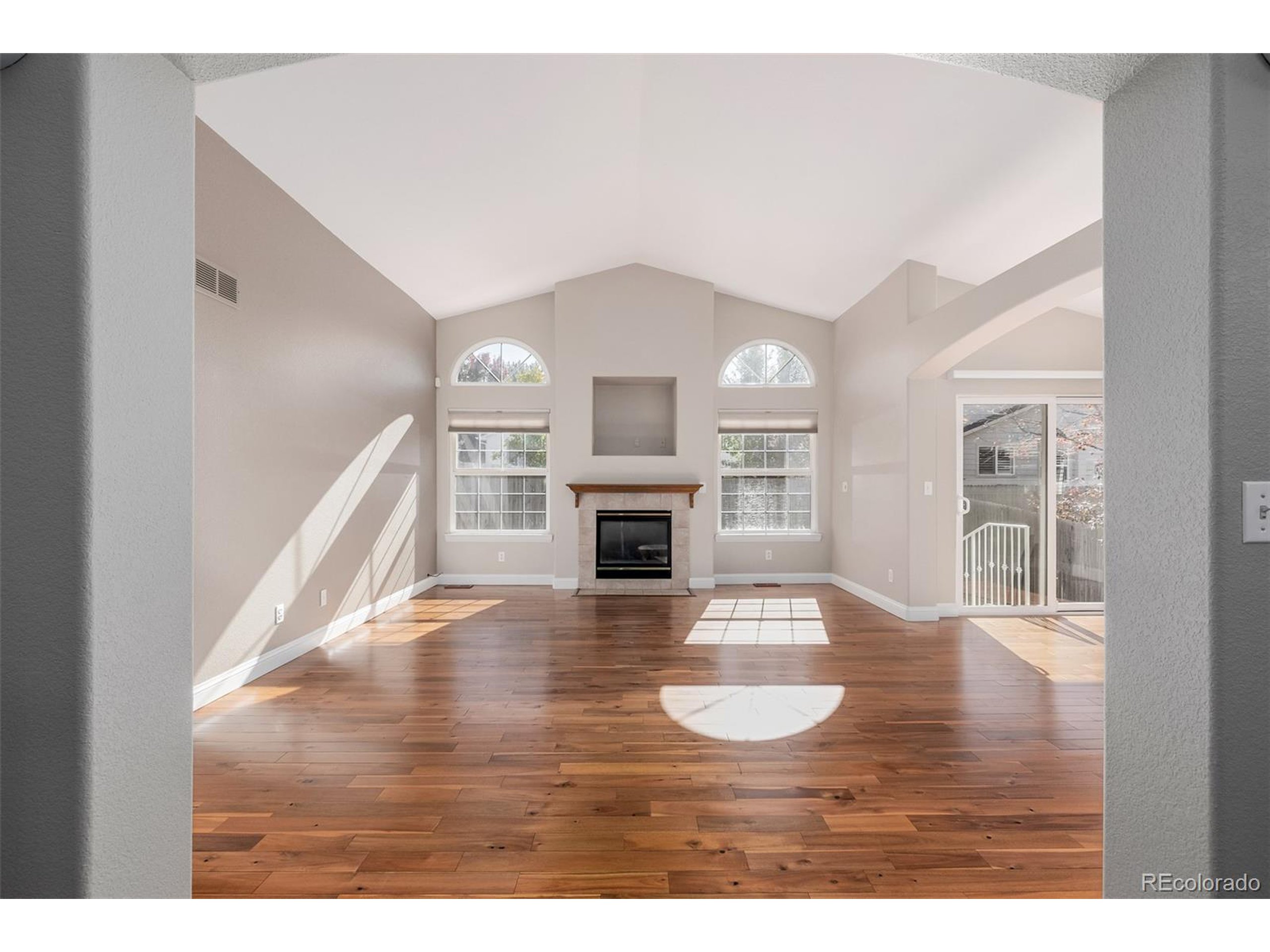 5422 S Versailles St