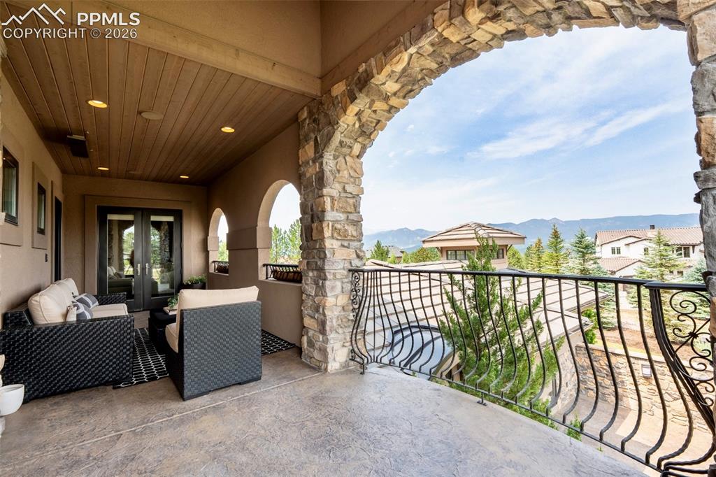 1575 Vine Cliff Heights