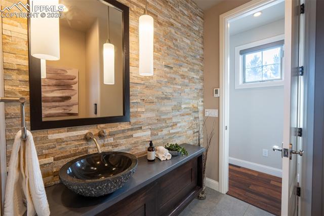 1575 Vine Cliff Heights