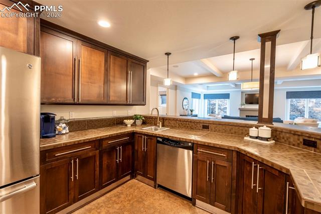 1575 Vine Cliff Heights