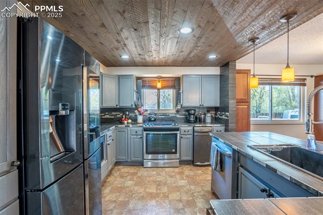 405 De La Vista Circle