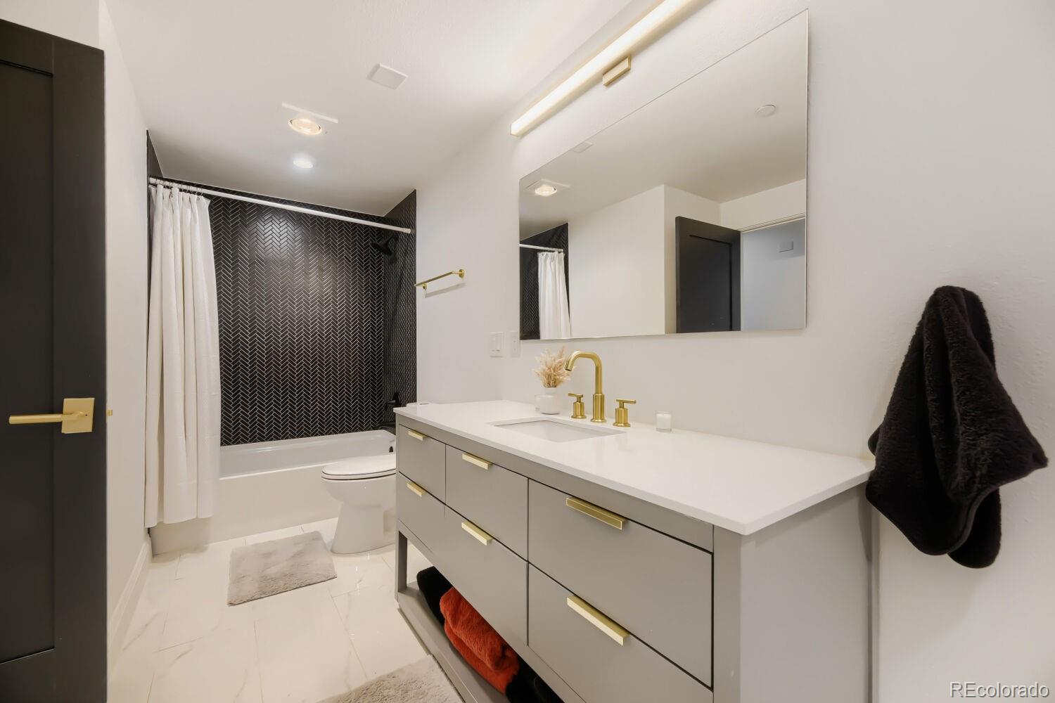 1900 E Girard Place Unit: 403