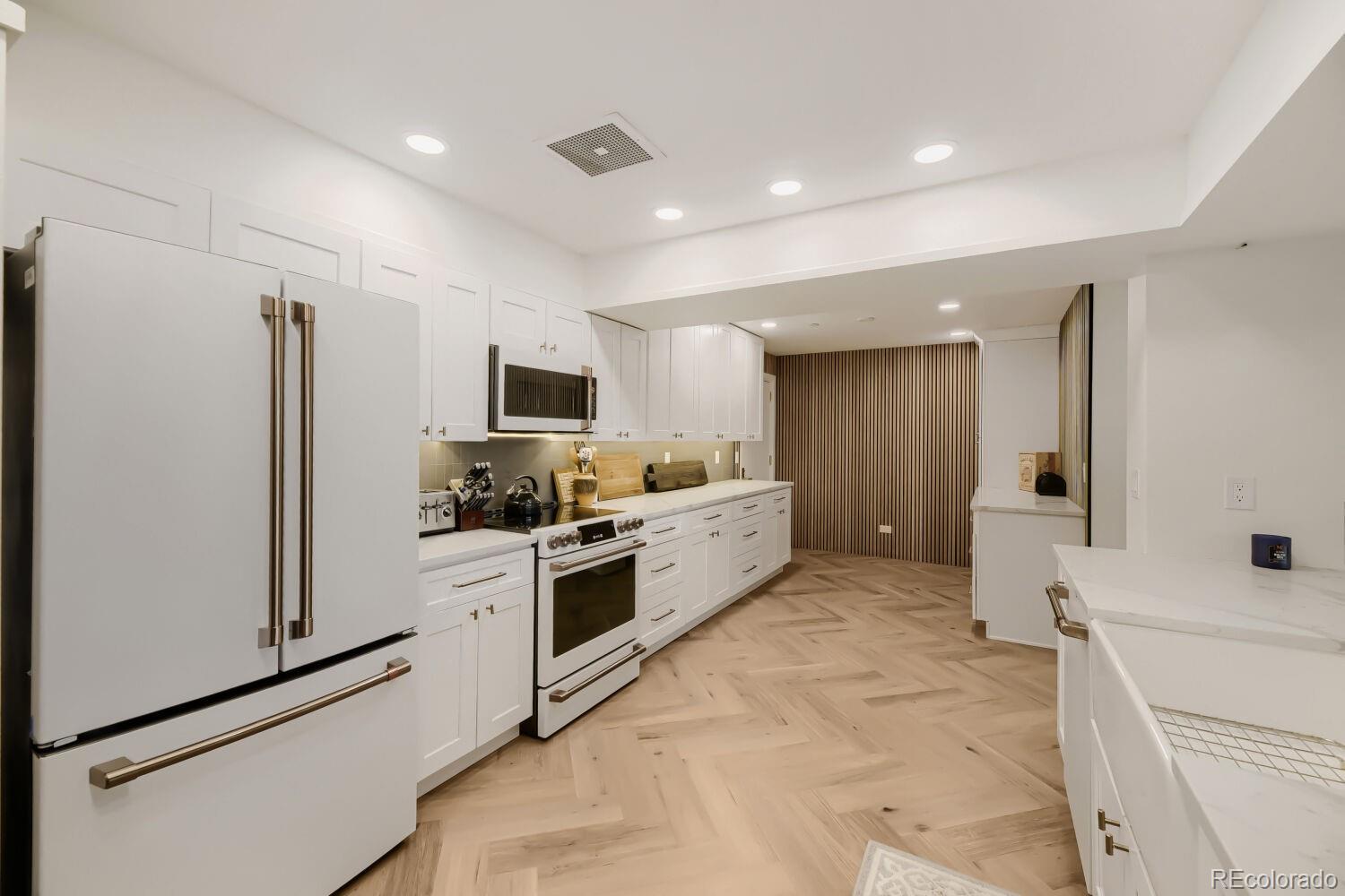 1900 E Girard Place Unit: 403