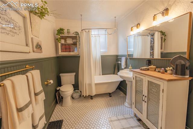 2109 W Pikes Peak Avenue