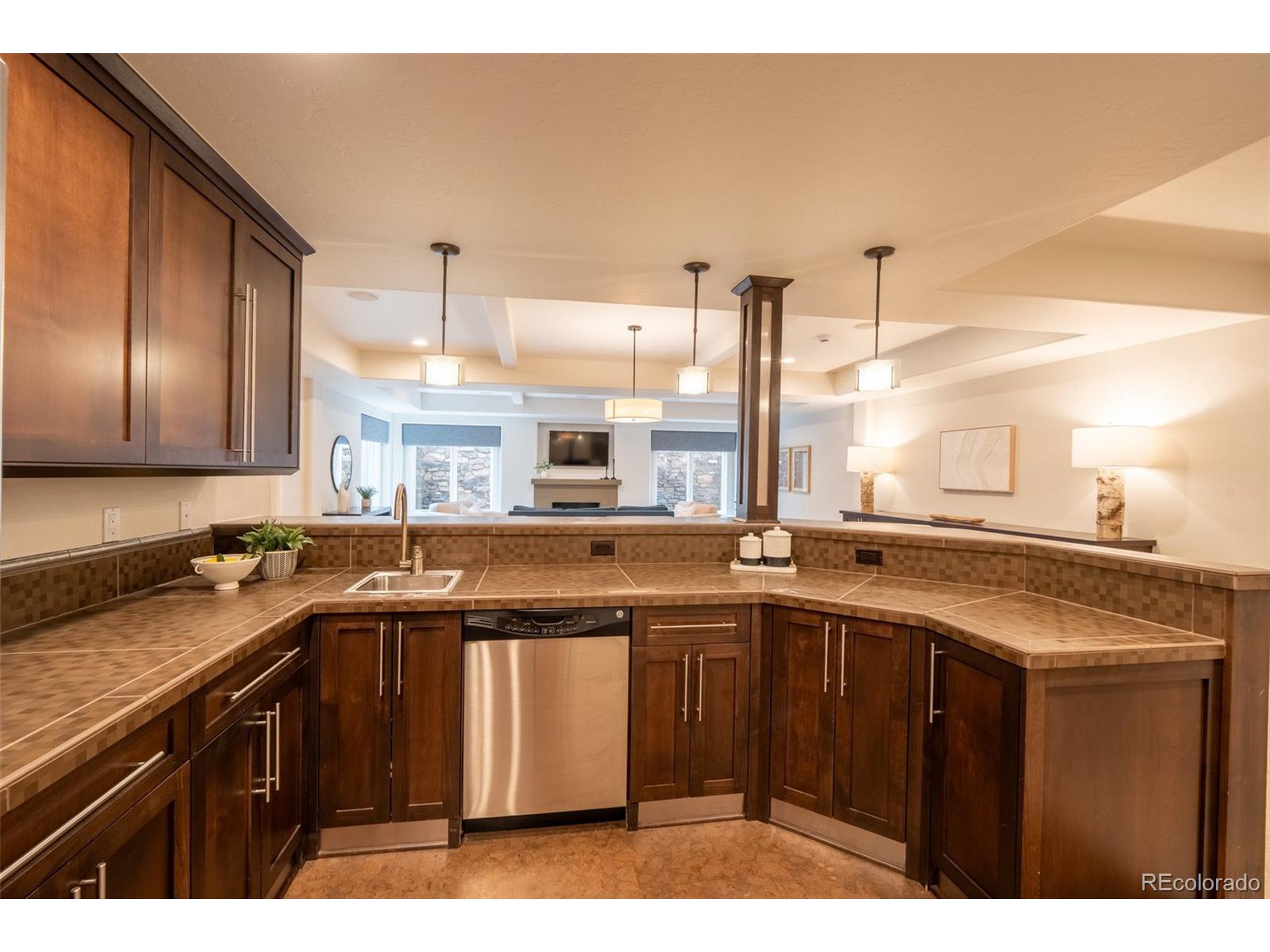 1575 Vine Cliff Hts