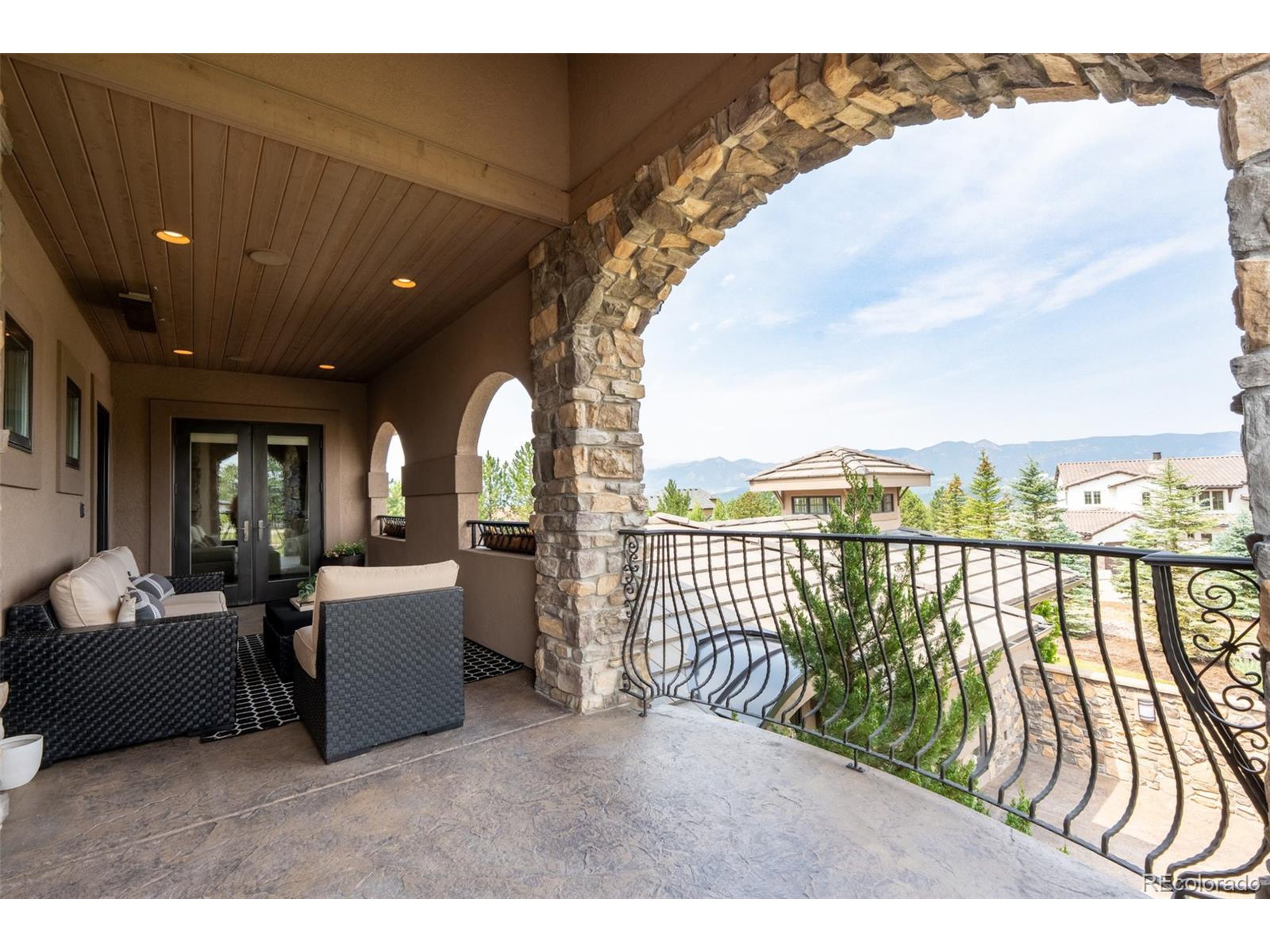 1575 Vine Cliff Hts